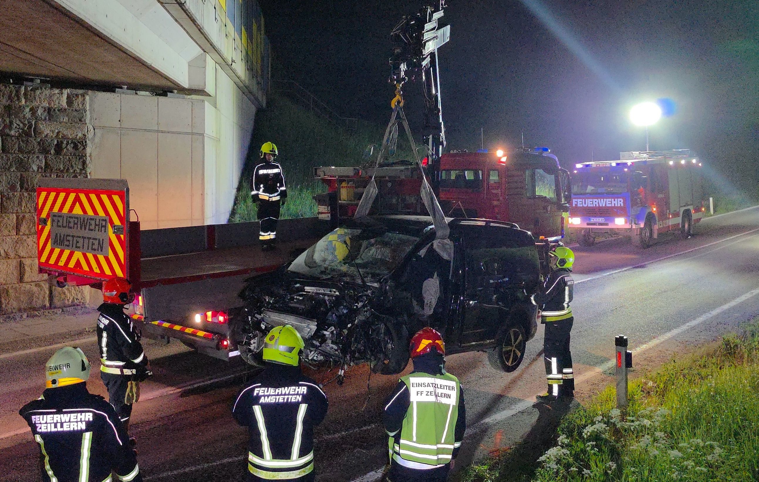 Pkw prallte gegen Autobahnbrücke bei Oed: Ein Todesopfer