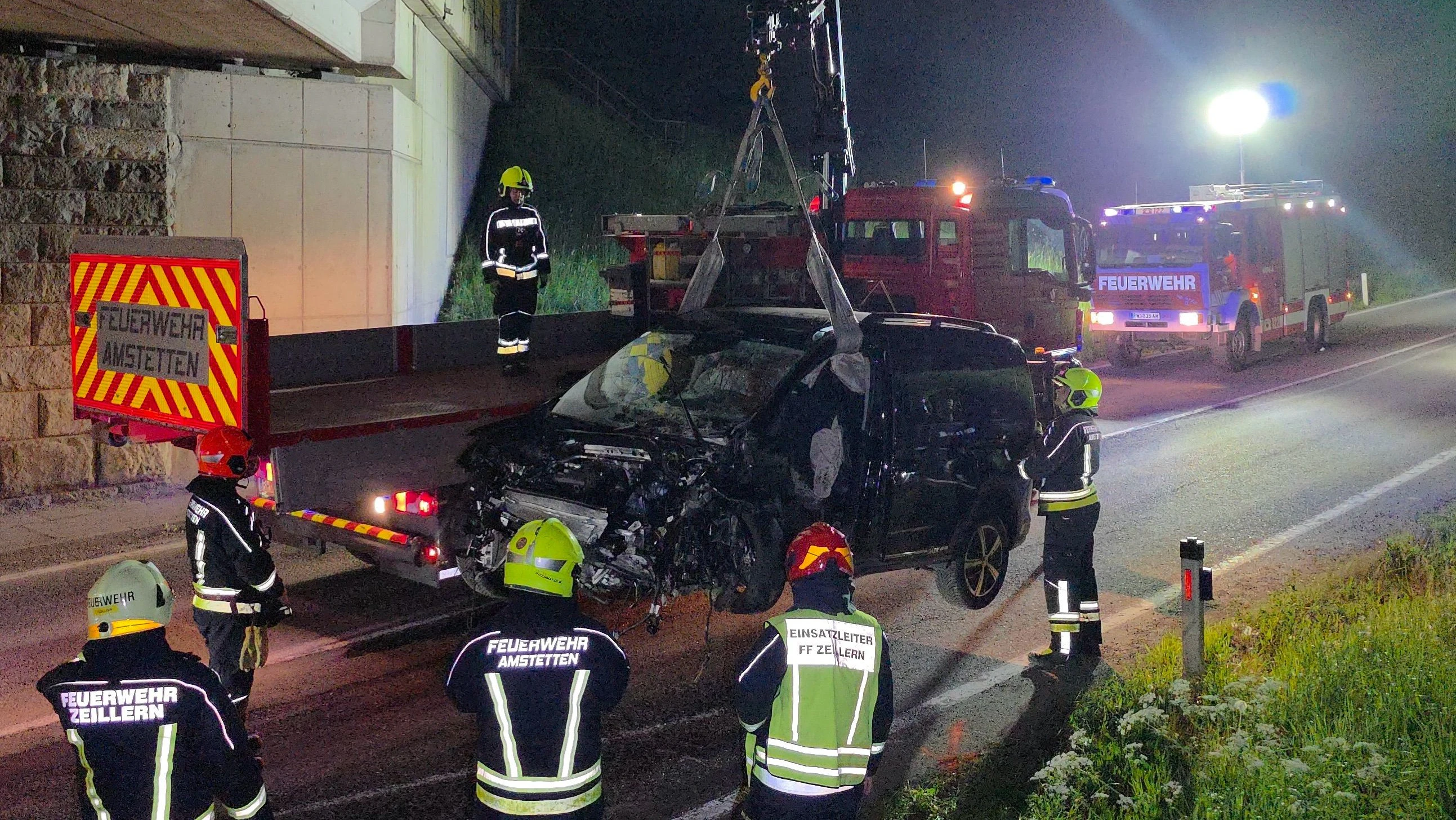 Pkw prallte gegen Autobahnbrücke bei Oed: Ein Todesopfer
