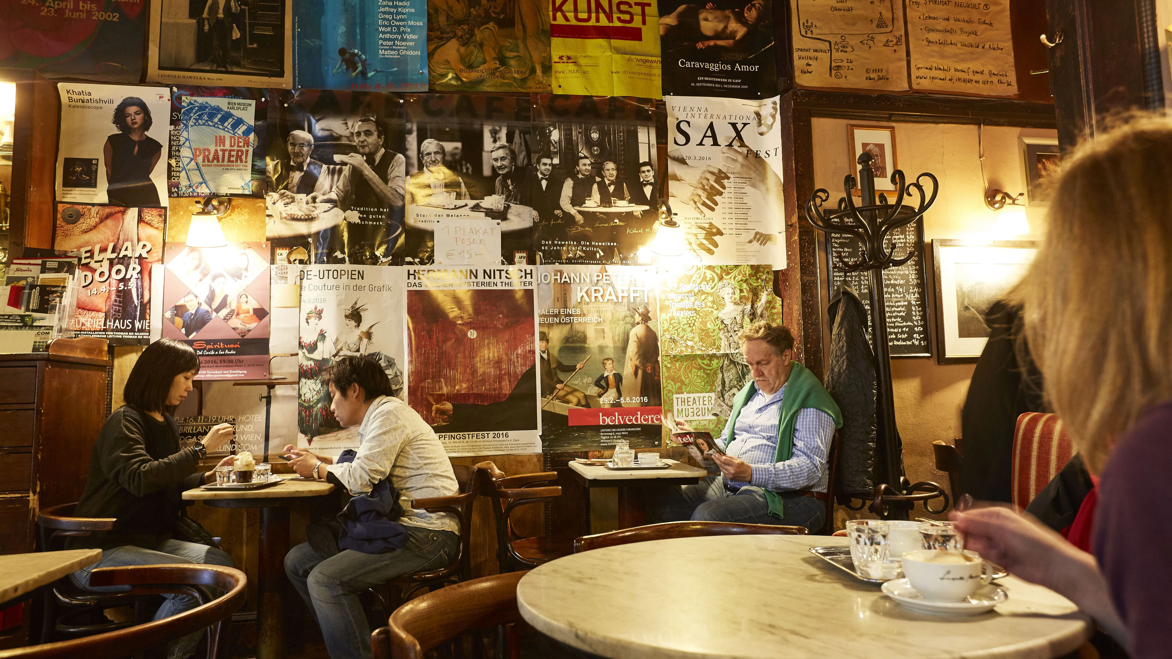Im Café Hawelka trifft man zwar auf keine Nackten, dafür aber auf Wiener und Touristen gleichermaßen.