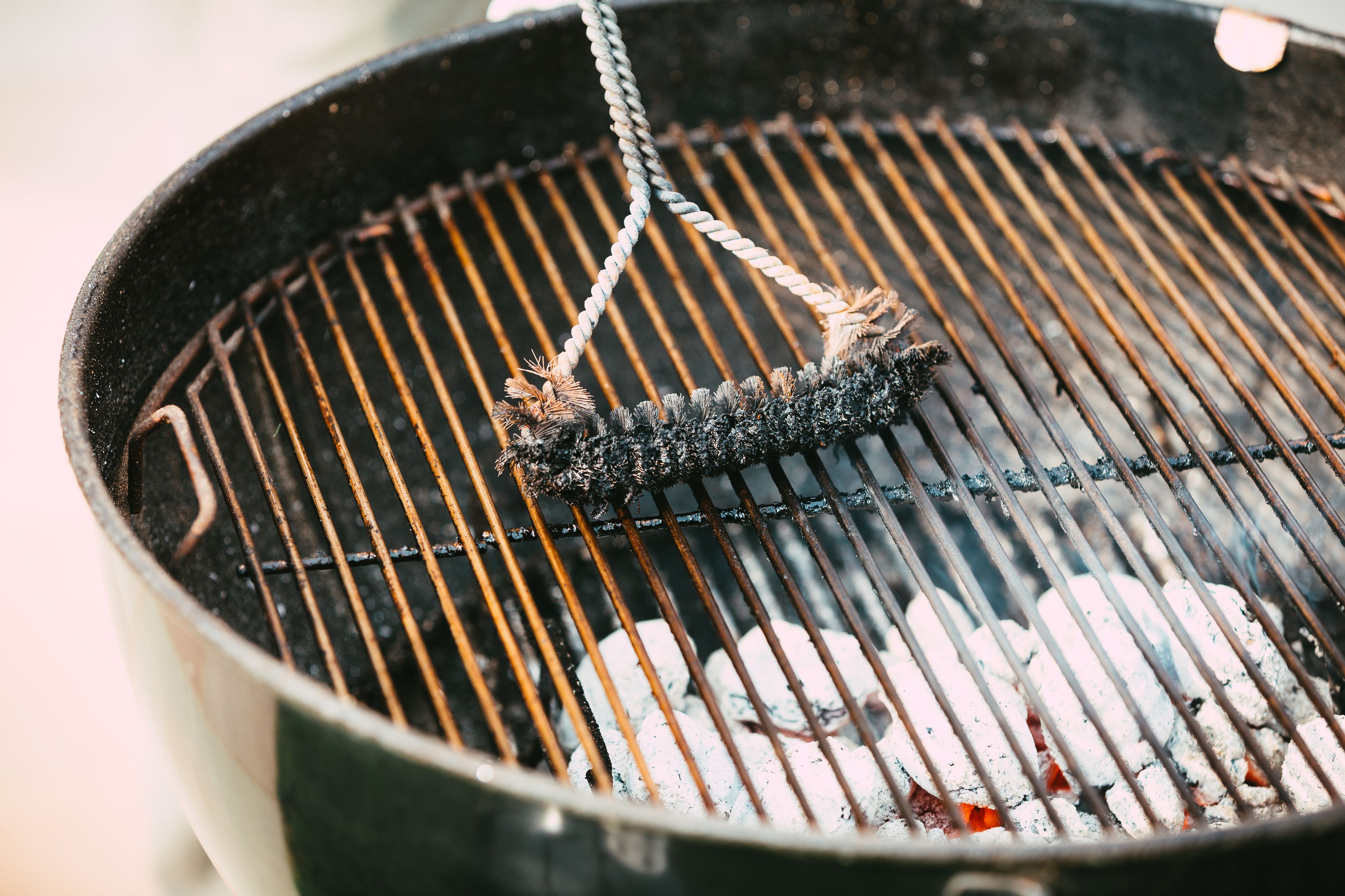 Wenn du deine Drahtbürste weiterverwenden willst, schau sie dir vor und nach dem Grillen genau an.