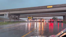 Autofahrer in Texas flüchten bei Hagel unter Brücke