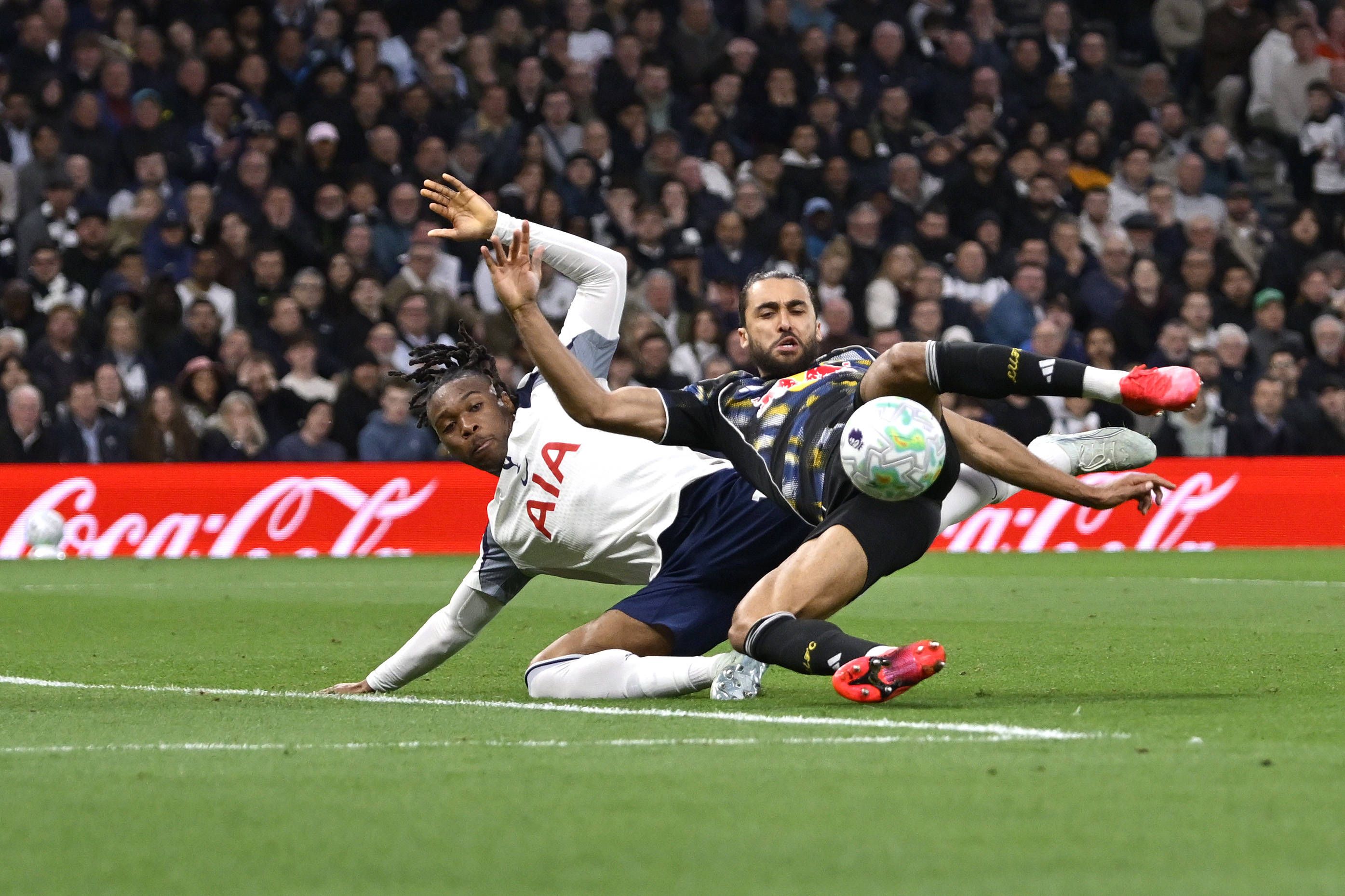 Packende Szenen im Spiel Tottenham gegen Leeds.