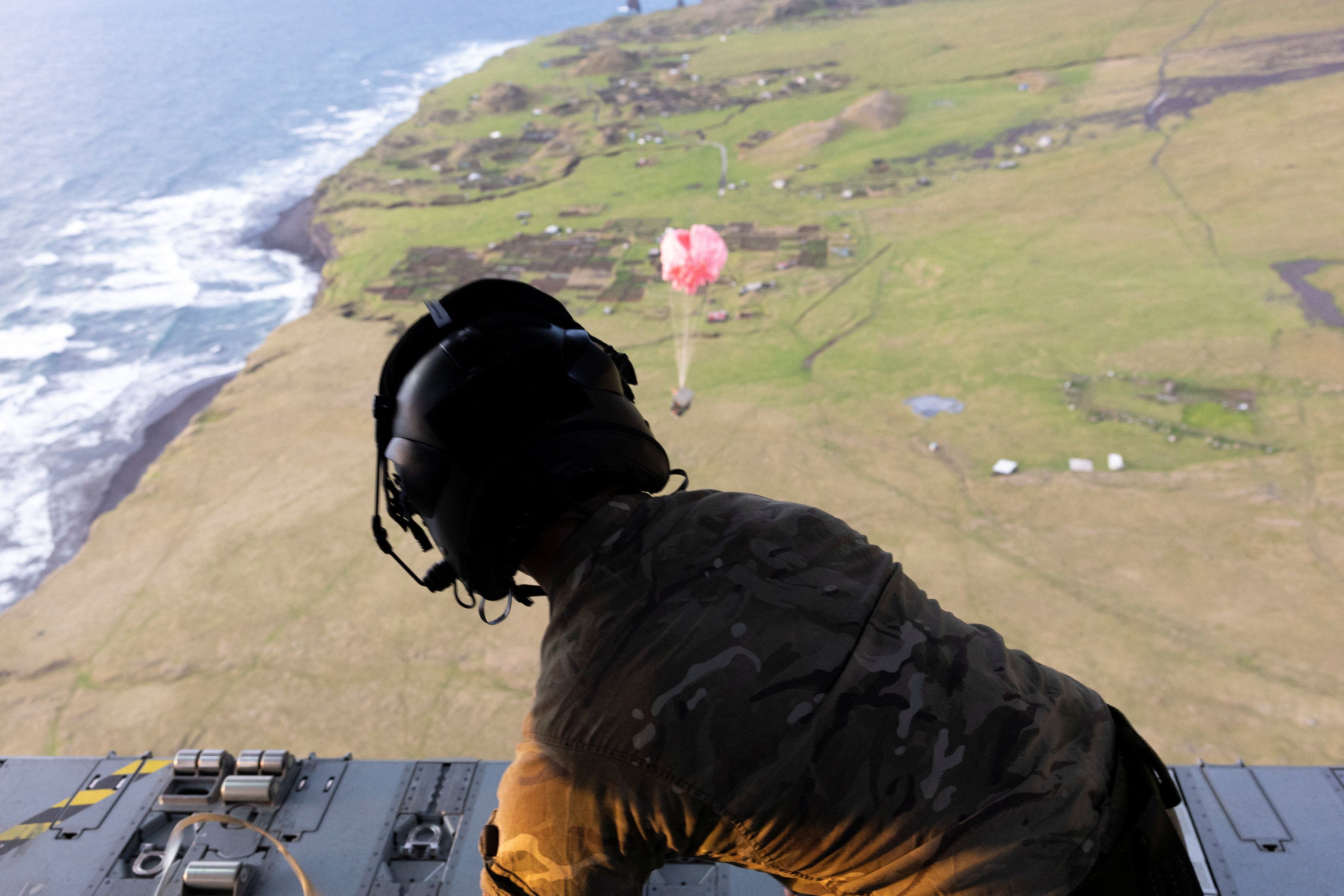 Zwei Ärzte und sechs weitere Helfer wurden mit einem Militär-Airbus auf die entlegene Mini-Insel Tristan da Cunha gebracht.