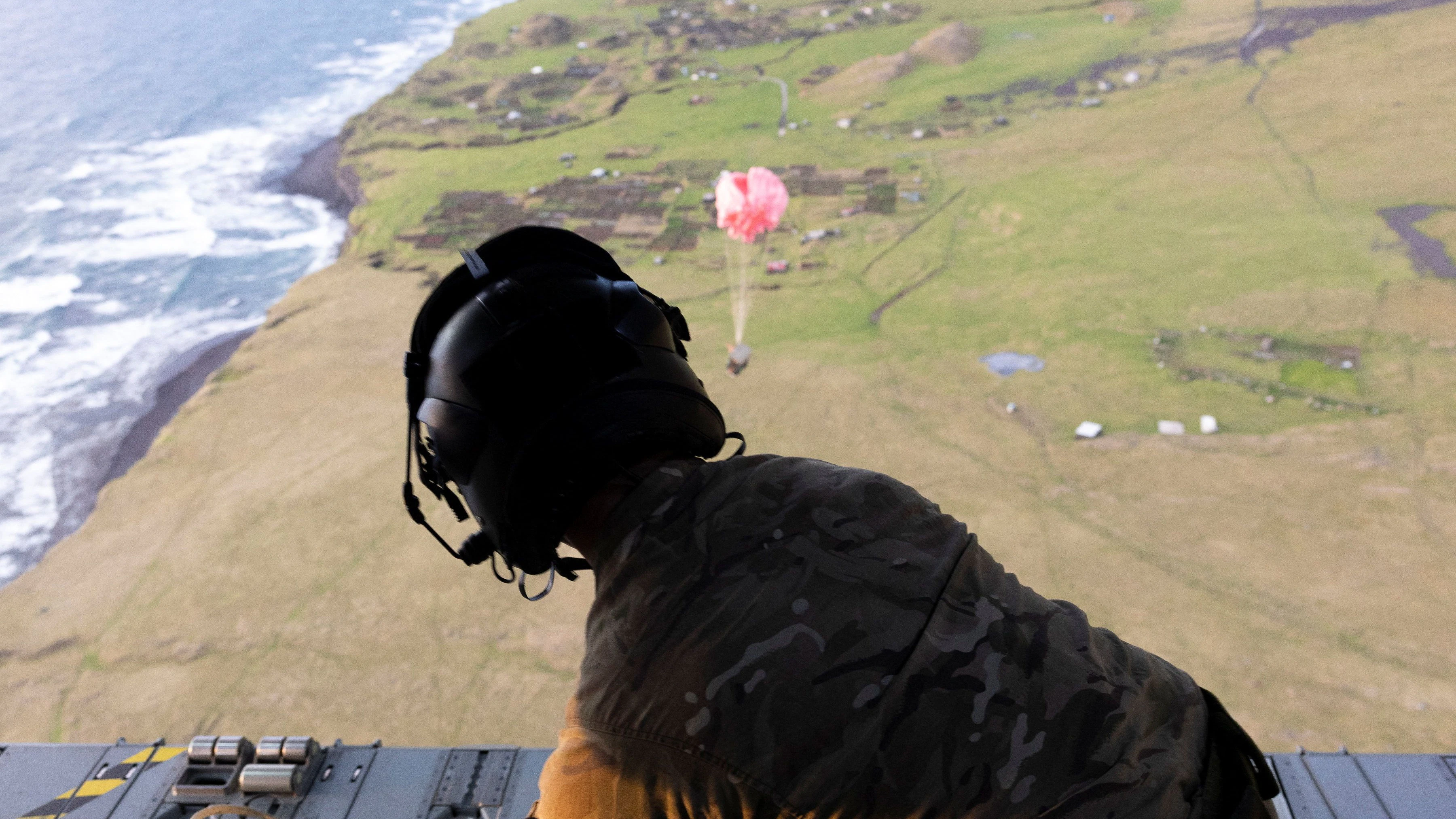 Medical supplies drops into the drop zone to provide medical support to people, after the UK Health Security Agency (UKHSA) on Friday confirmed one suspected case of Hantavirus of a British national on Tristan da Cunha, Britain, May 9, 2026. AS1 Georgia Callaway/UK MOD Crown/Handout via REUTERS    THIS IMAGE HAS BEEN SUPPLIED BY A THIRD PARTY