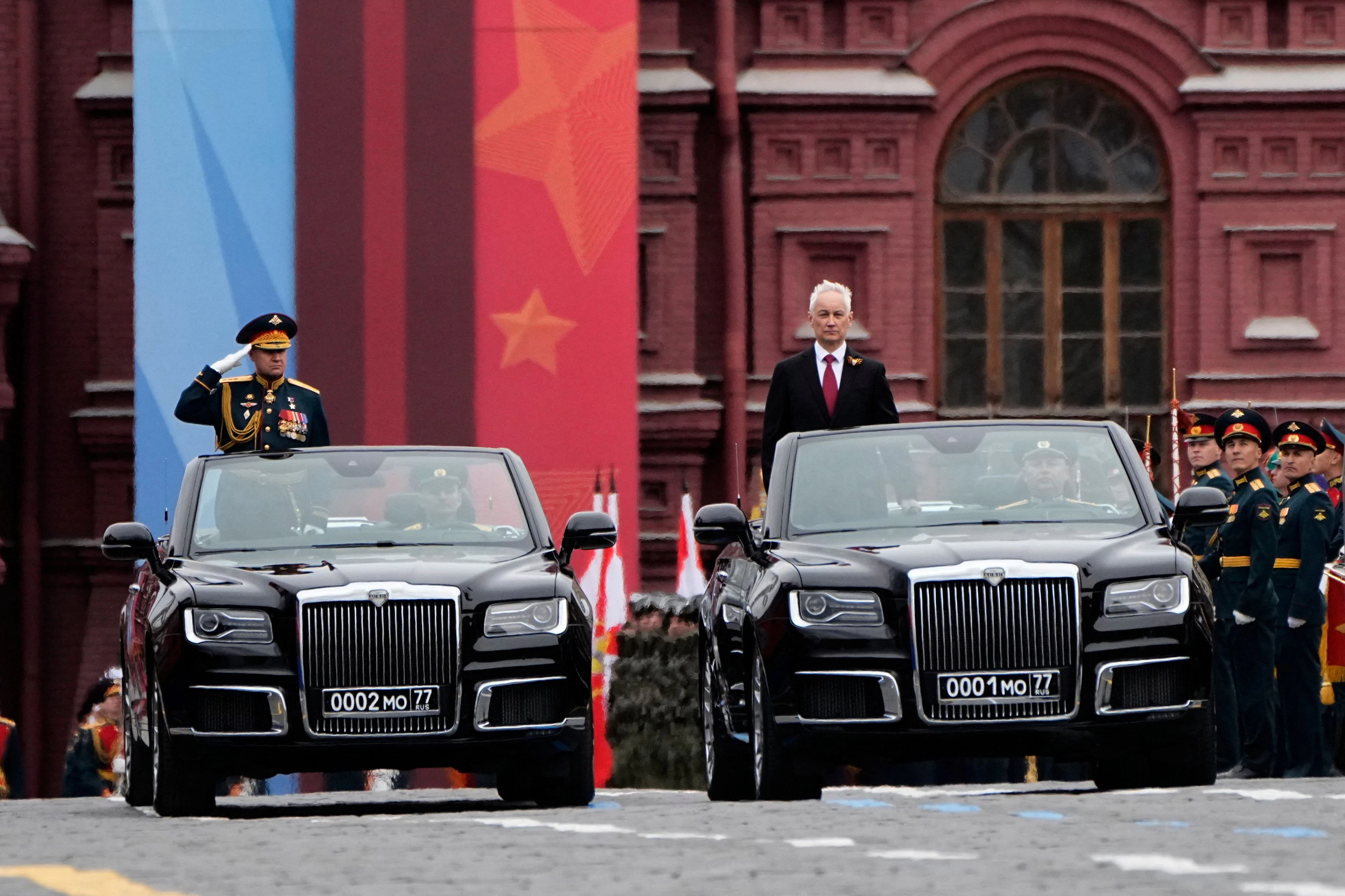 Russlands Verteidigungsminister Andrei Belousov und der Oberbefehlshaber der Landstreitkräfte, Generaloberst Andrei Mordwitschew, ließen sich über den Roten Platz chauffieren