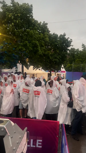 ESC-Village Wien: Heftiges Unwetter überrascht Songcontest-Fans am Rathausplatz. Regen sorgt für chaotische Szenen und nasse Besucher.