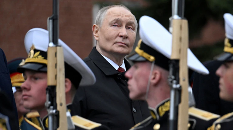 35.000 russische Soldaten sterben pro Monat am Schlachtfeld, die Lage und die Stimmung drehen sich. Wie Drohnen und die Hilfe von Elon Musk dem Ukrainekrieg eine neue Richtung gaben. Und warum Putin selbst jetzt schon von einem Ende spricht.
