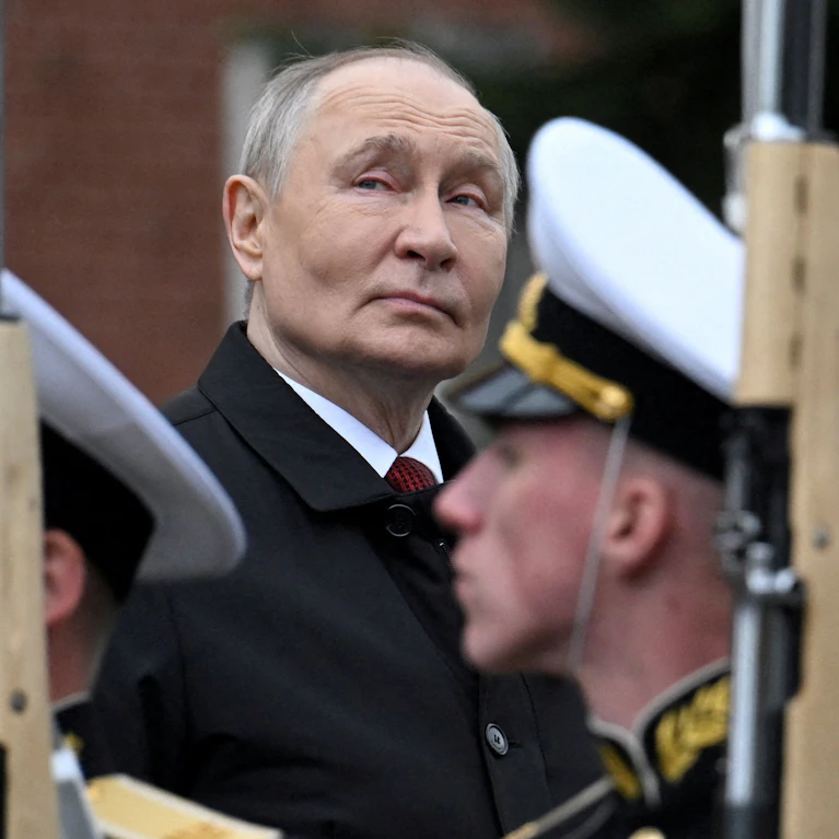 35.000 russische Soldaten sterben pro Monat am Schlachtfeld, die Lage und die Stimmung drehen sich. Wie Drohnen und die Hilfe von Elon Musk dem Ukrainekrieg eine neue Richtung gaben. Und warum Putin selbst jetzt schon von einem Ende spricht.