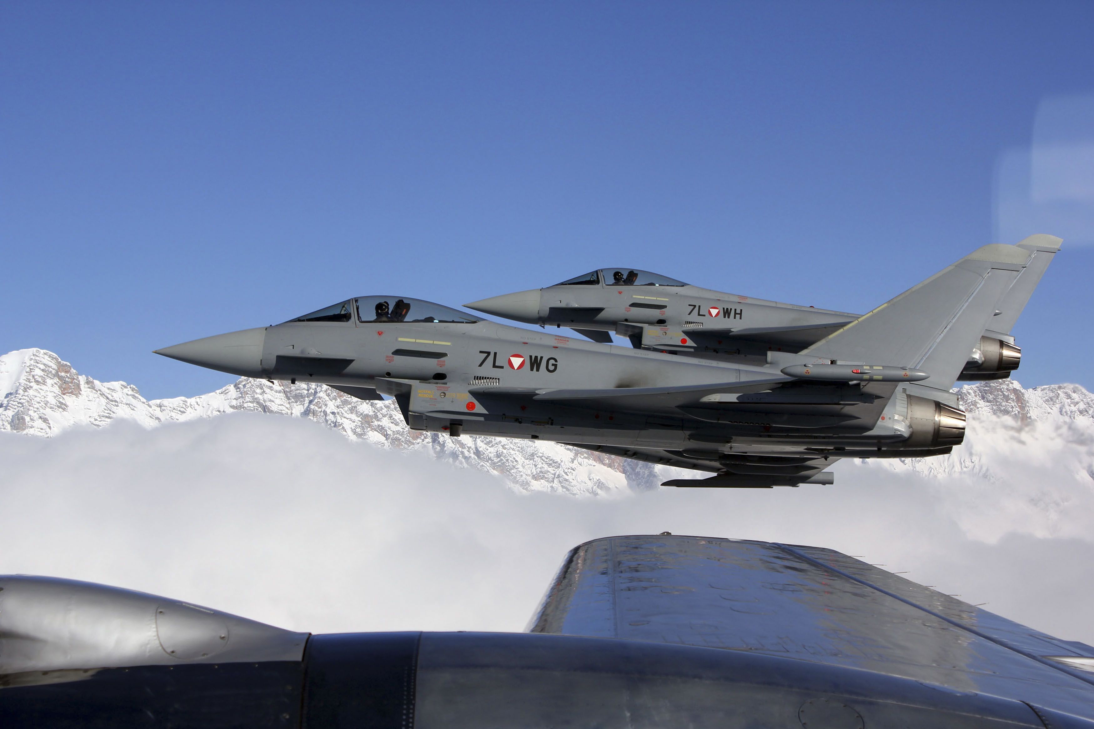 Zwei Eurofighter des Bundesheeres im Einsatz über den österreichischen Bergen (Archivbild)