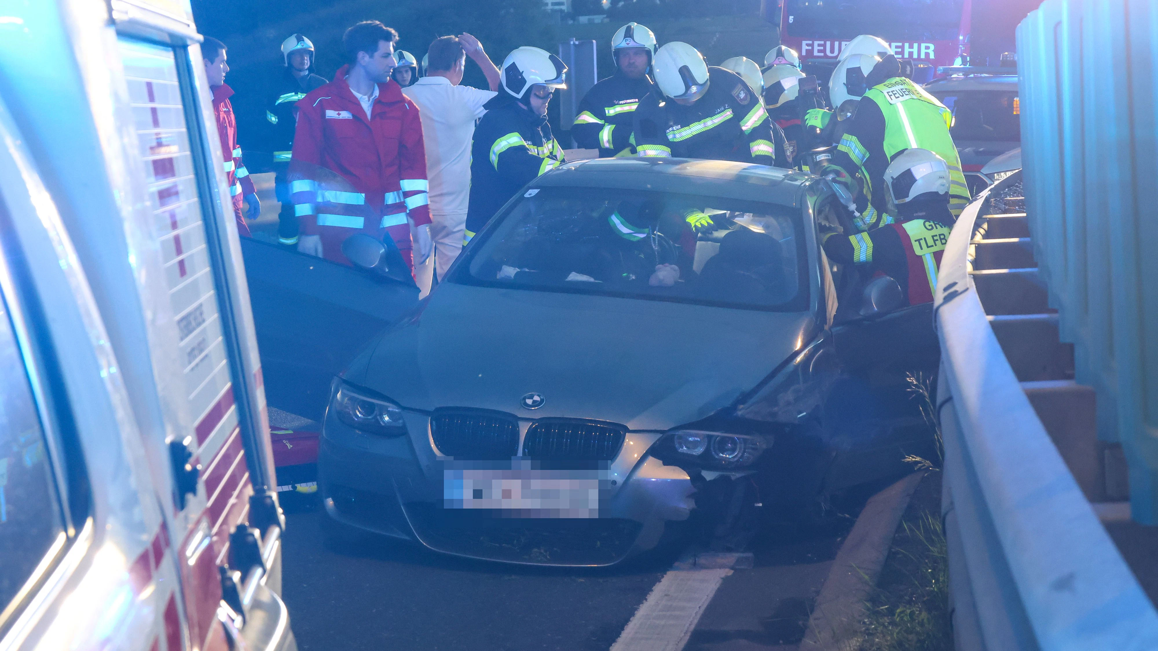 Heute.at - Heftiger BMW-Crash – Retter im Wettlauf gegen Gewitter
