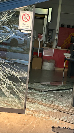 Einbruch in Salzburg: Auto durchbricht Glasfront eines Geschäfts in Bergheim. Polizei ermittelt, Schadenshöhe noch unklar. Aktuelle Infos.