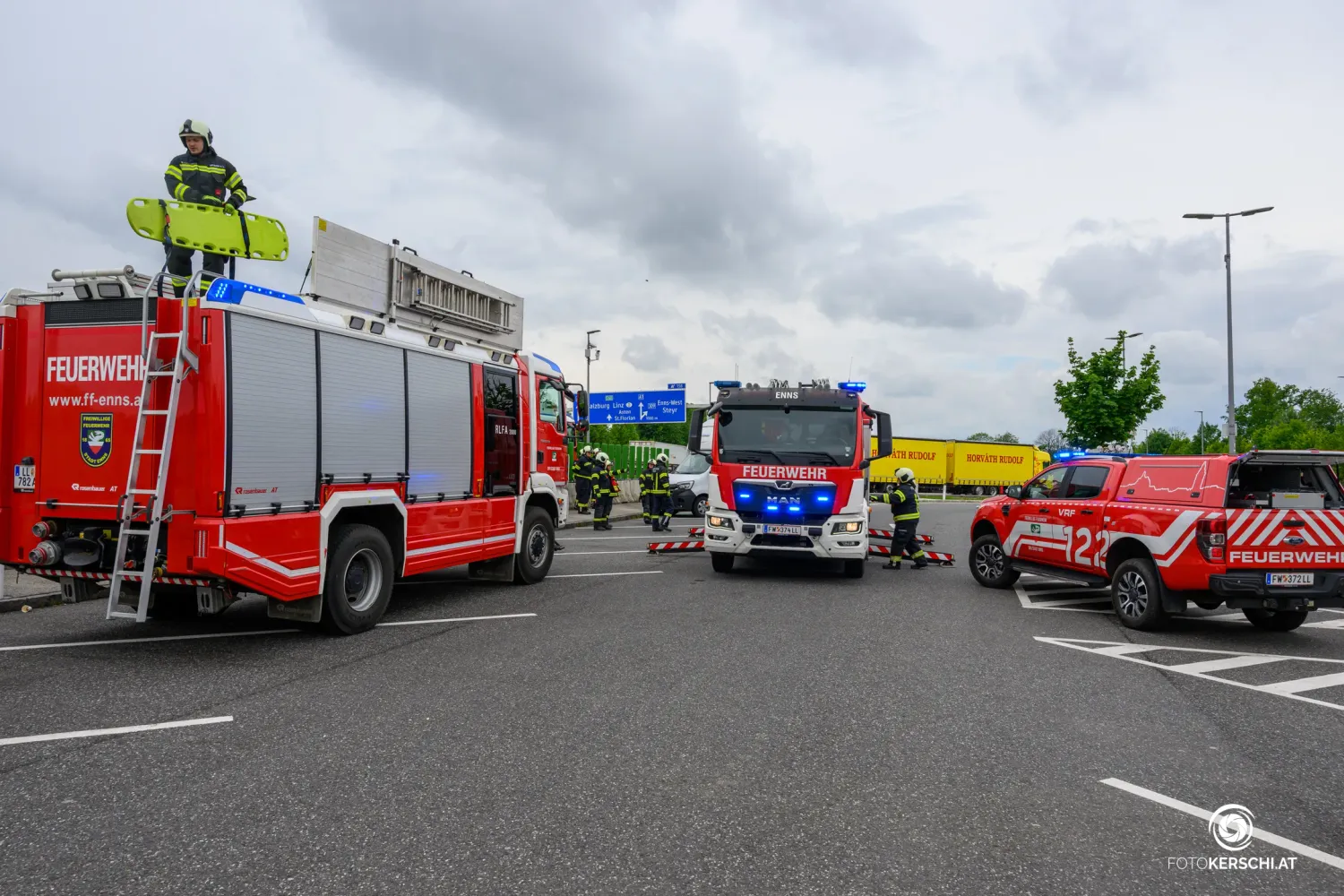 Die Feuerwehr musste den toten Mann aus seinem Lkw bergen.