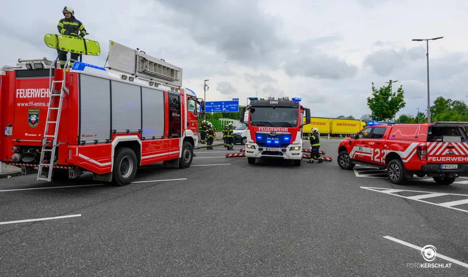 Die Feuerwehr musste den toten Mann aus seinem Lkw bergen.