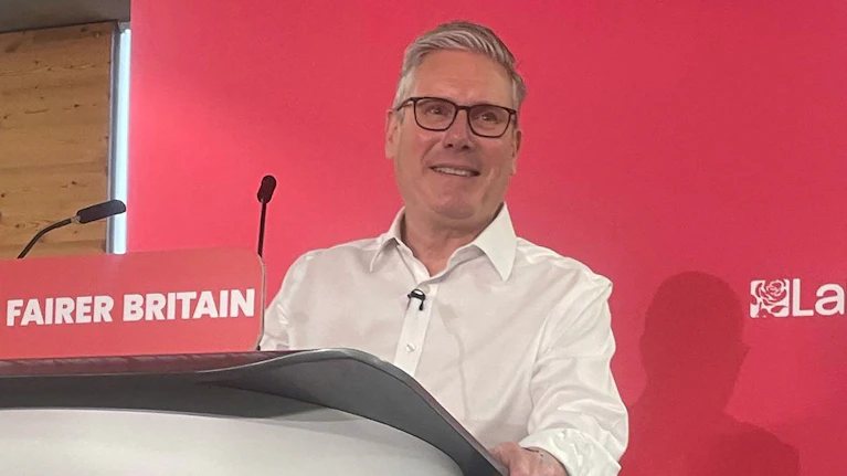 Seine Autorität geht den Bach hinunter, seine Partei zerfällt in Einzelteile. Selten zuvor wurde ein Premierminister so auf offener Bühne demontiert wie Sir Keir Starmer. Schon 100 Abgeordnete der eigenen Partei fordern seinen Rücktritt. Sein Nachfolger ist zu bemitleiden.
