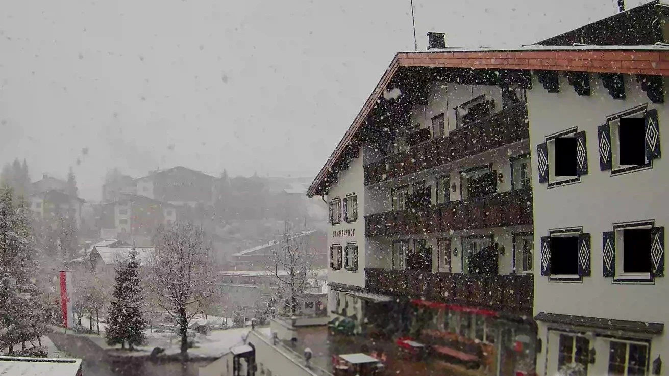 Eine querende Kaltfront hat Österreich am Montag heftige Gewitter und in der Nacht auf Dienstag (12. Mai) sogar regionalen Schneefall gebracht.