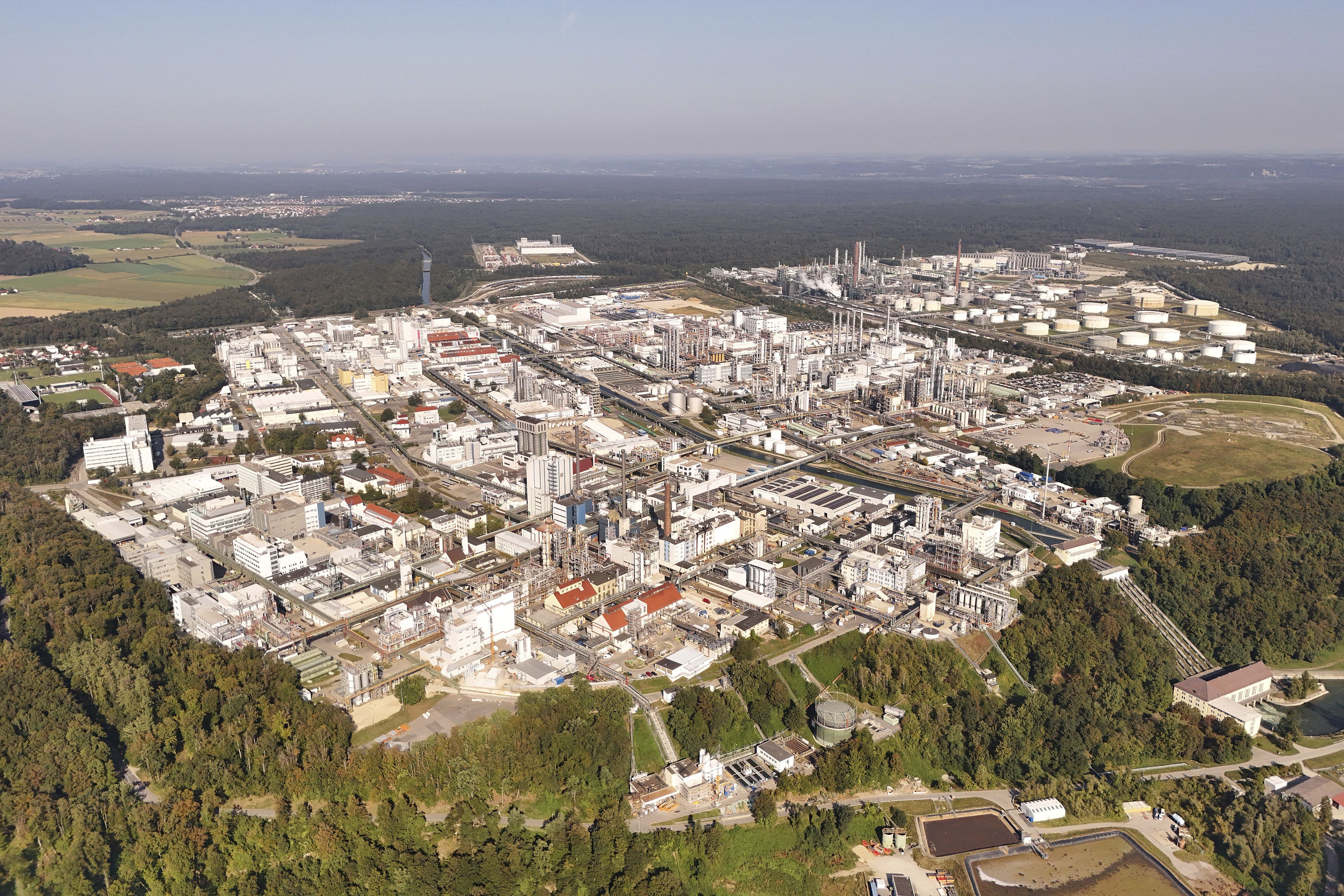 Der Chemiekonzern Wacker liegt in Burghausen – direkt an der Deutsch-Österreichischen Grenze.