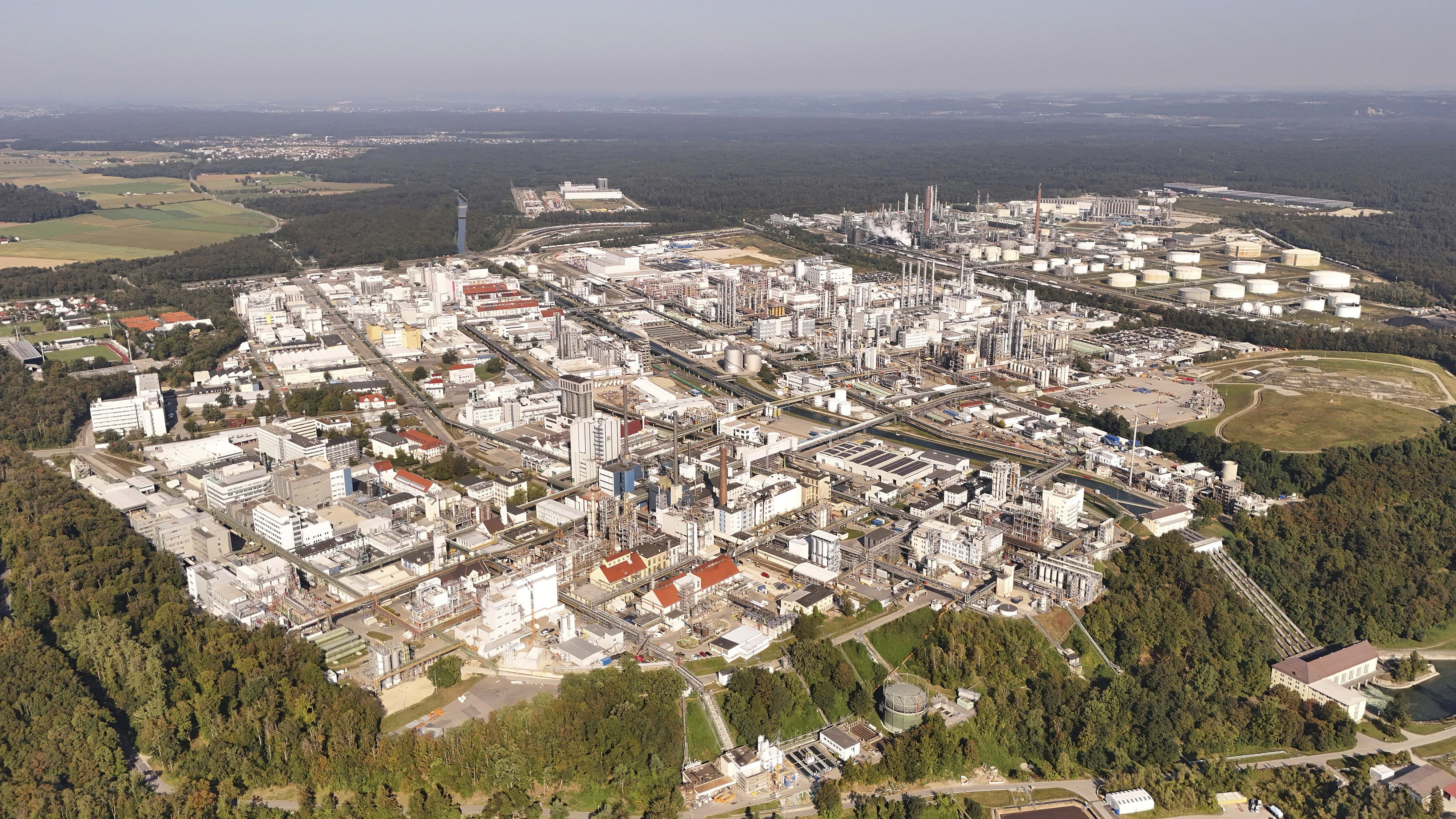 Wacker Chemie liegt direkt an der Deutsch-Österreichischen Grenze.