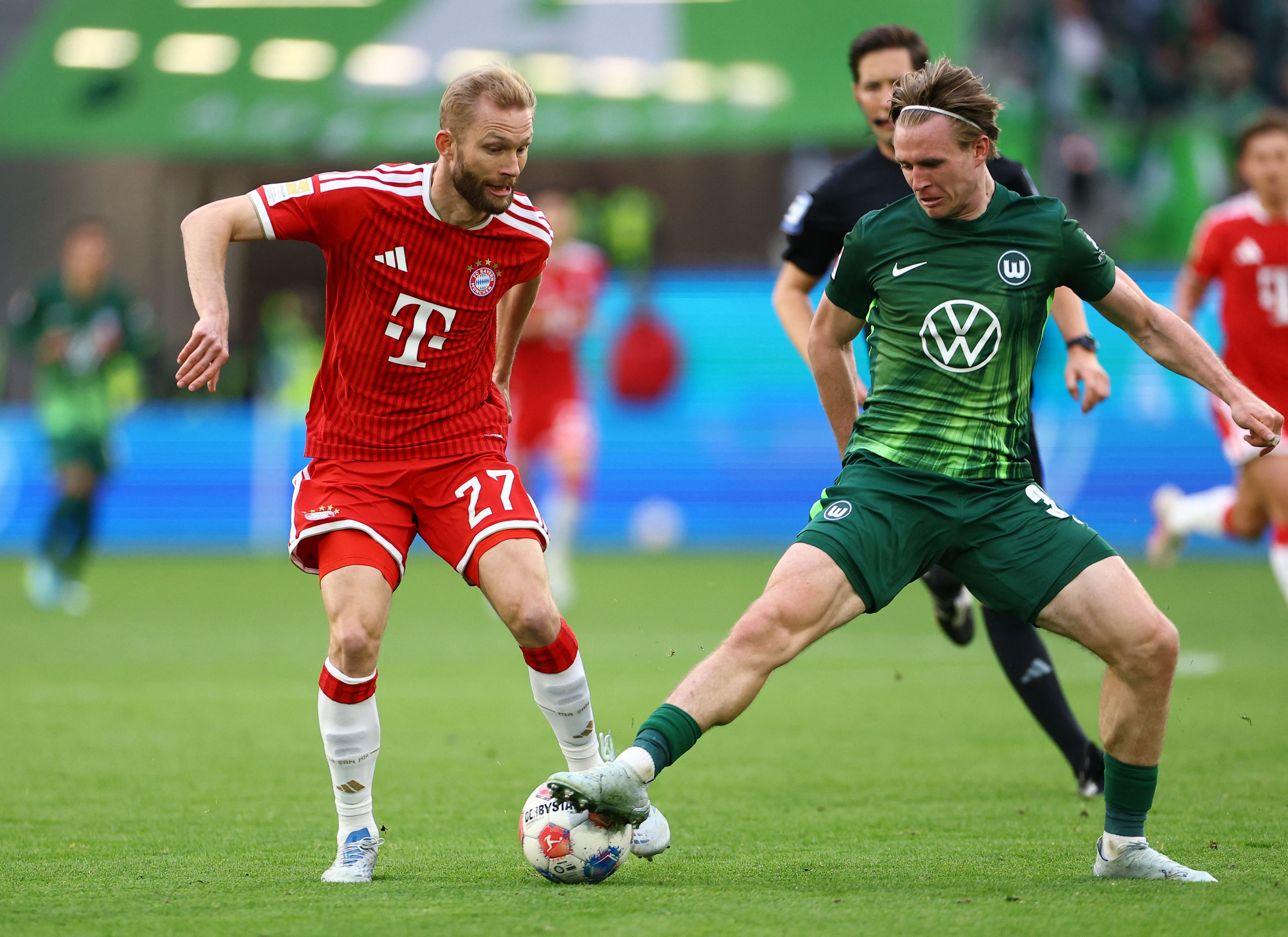 Patrick Wimmer (r.) im Zweikampf mit Landsmann und Bayern-Star Konrad Laimer