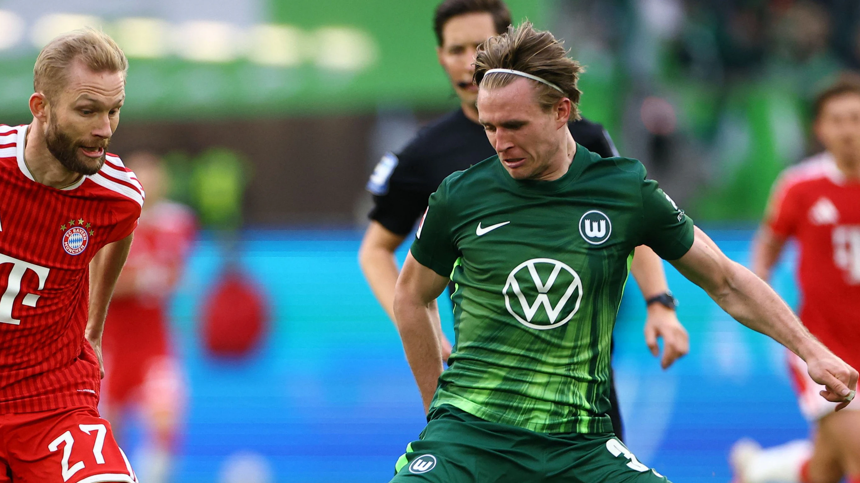 Patrick Wimmer (r.) im Zweikampf mit Landsmann und Bayern-Star Konrad Laimer