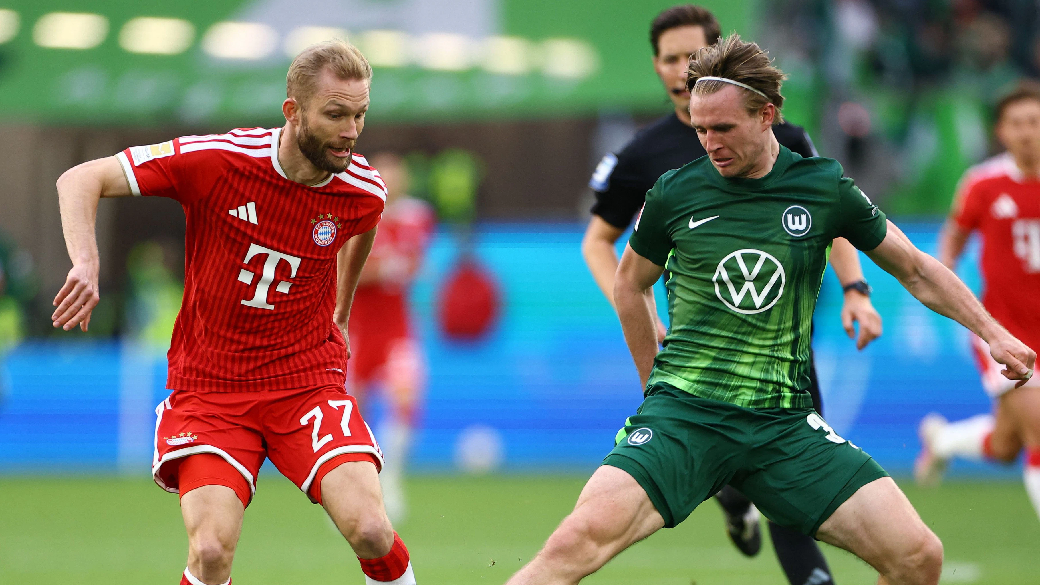 Patrick Wimmer (r.) im Zweikampf mit Landsmann und Bayern-Star Konrad Laimer