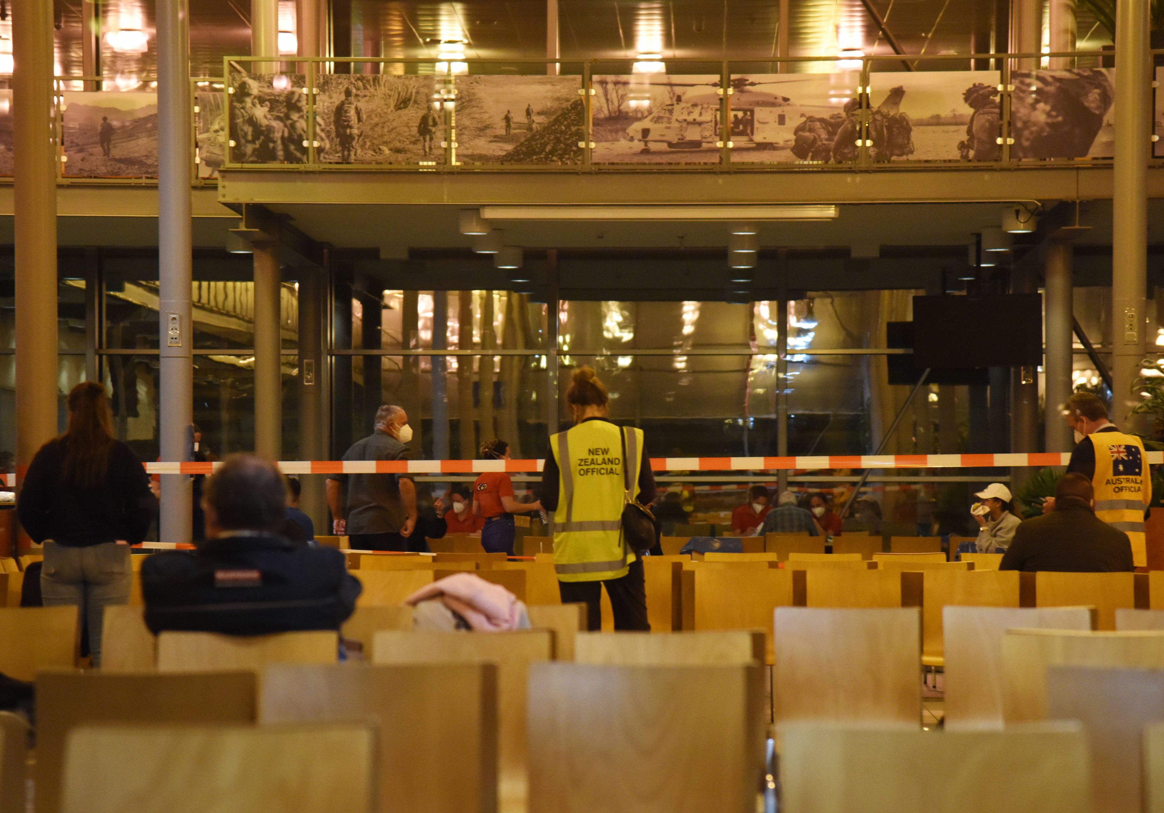 Passagiere und Besatzungsmitglieder des von Hantaviren betroffenen Kreuzfahrtschiffs MV Hondius warten am 12. Mai 2026 im Terminal des Luftwaffenstützpunkts Eindhoven in den Niederlanden auf ihren Weitertransport. Die letzten beiden Evakuierungsflüge mit Passagieren und Besatzungsmitgliedern des von Hantaviren betroffenen Kreuzfahrtschiffs MV Hondius landeten am Dienstag auf dem Luftwaffenstützpunkt Eindhoven in den Niederlanden.