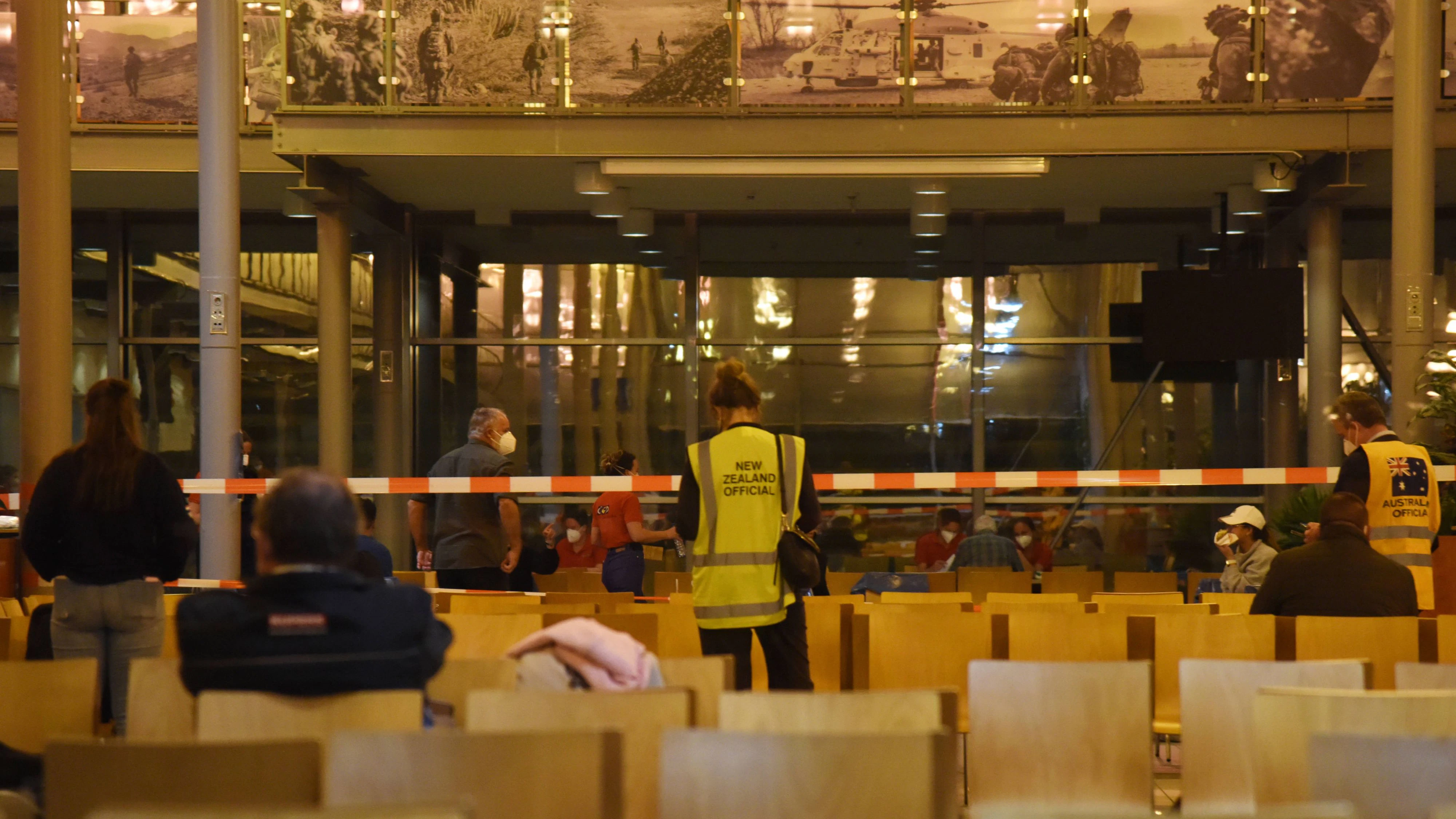Passagiere und Besatzungsmitglieder des von Hantaviren betroffenen Kreuzfahrtschiffs MV Hondius warten am 12. Mai 2026 im Terminal des Luftwaffenstützpunkts Eindhoven in den Niederlanden auf ihren Weitertransport. Die letzten beiden Evakuierungsflüge mit Passagieren und Besatzungsmitgliedern des von Hantaviren betroffenen Kreuzfahrtschiffs MV Hondius landeten am Dienstag auf dem Luftwaffenstützpunkt Eindhoven in den Niederlanden.
