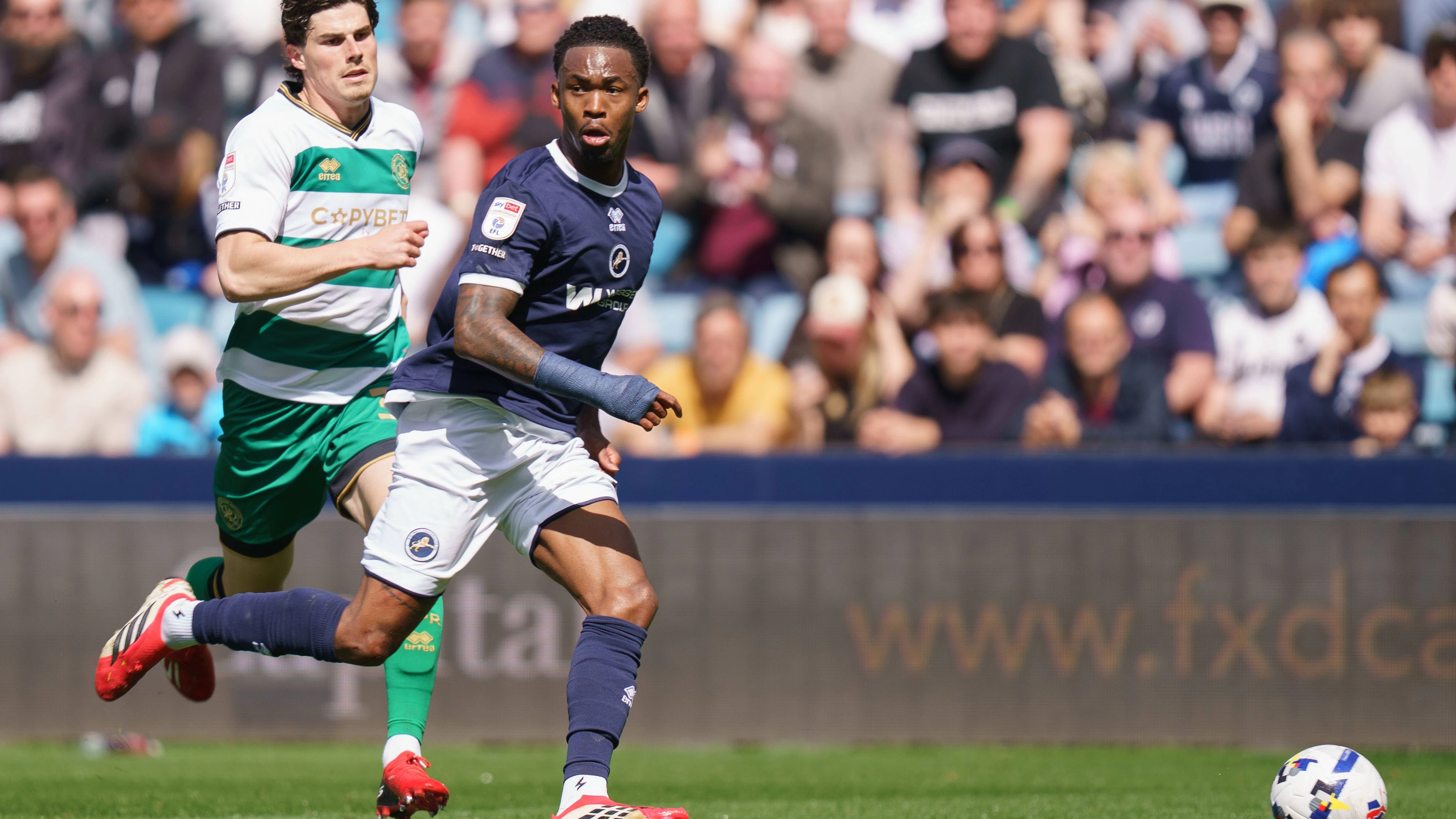 Millwall v Queens Park Rangers, Sky Bet Championship Thierno Ballo of Millwall under pressure from Ronnie Edwards of Queens Park Rangers during the Millwall v Queens Park Rangers EFL Sky Bet Championship match at The Den, London, England on 18 April 2026 Credit: Dylan Hepworth/Every Second Media Editorial use only. All images are copyright Every Second Media Limited. No images may be reproduced without prior permission. All rights reserved. Premier League and Football League images are subject to licensing agreements with Football DataCo Limited. see https://www.football-dataco.com Copyright: xIMAGO/EveryxSecondxMediax ESM-1925-0044 DylanxHepworthx/xEveryxSecondxMediax