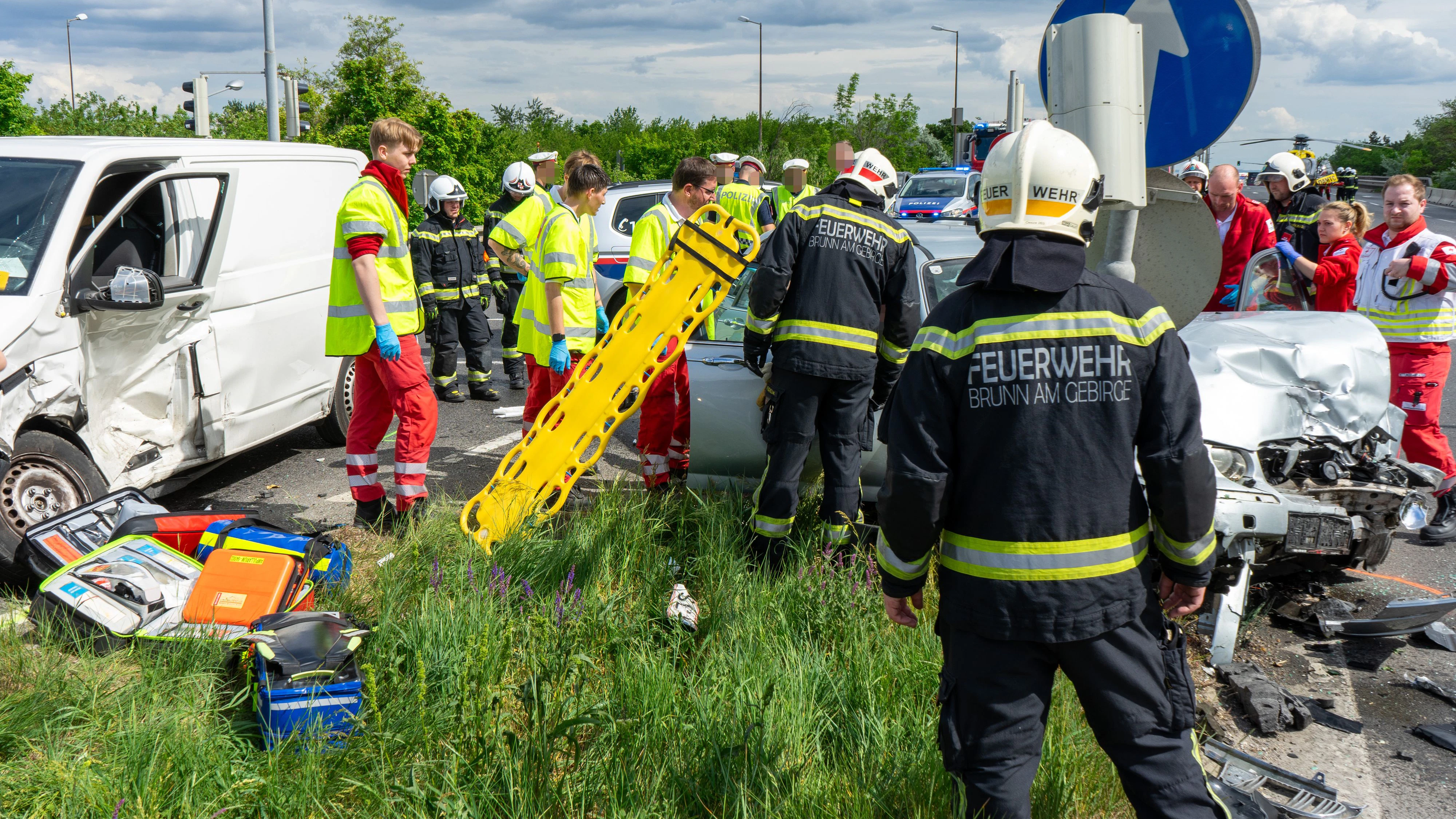 Heute.at - Schwerer Crash auf Kreuzung – drei Verletzte im Spital