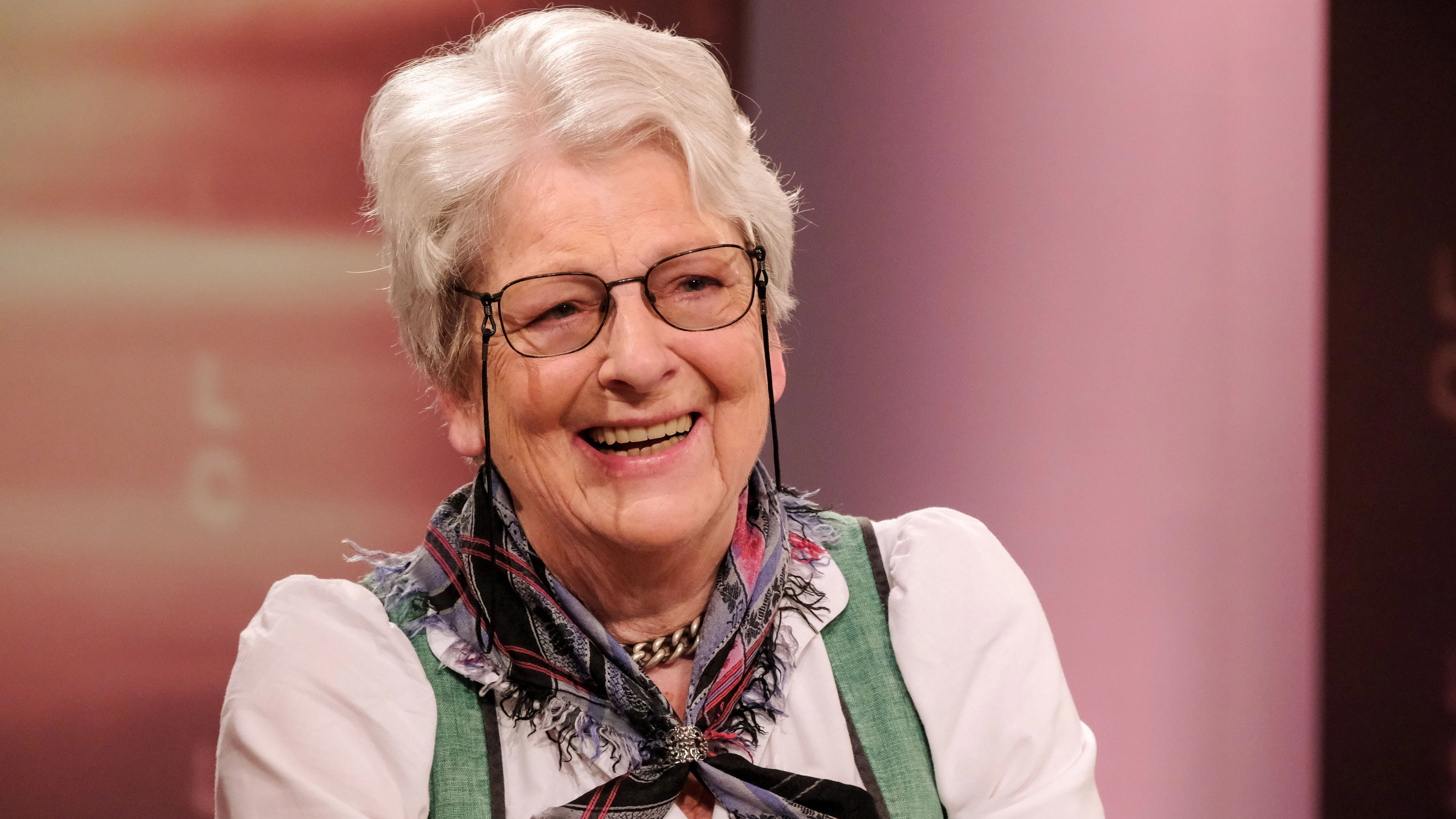 Gexi Tostmann erzählt im neuen Podcast "Lebende Legenden" aus ihrem Leben.