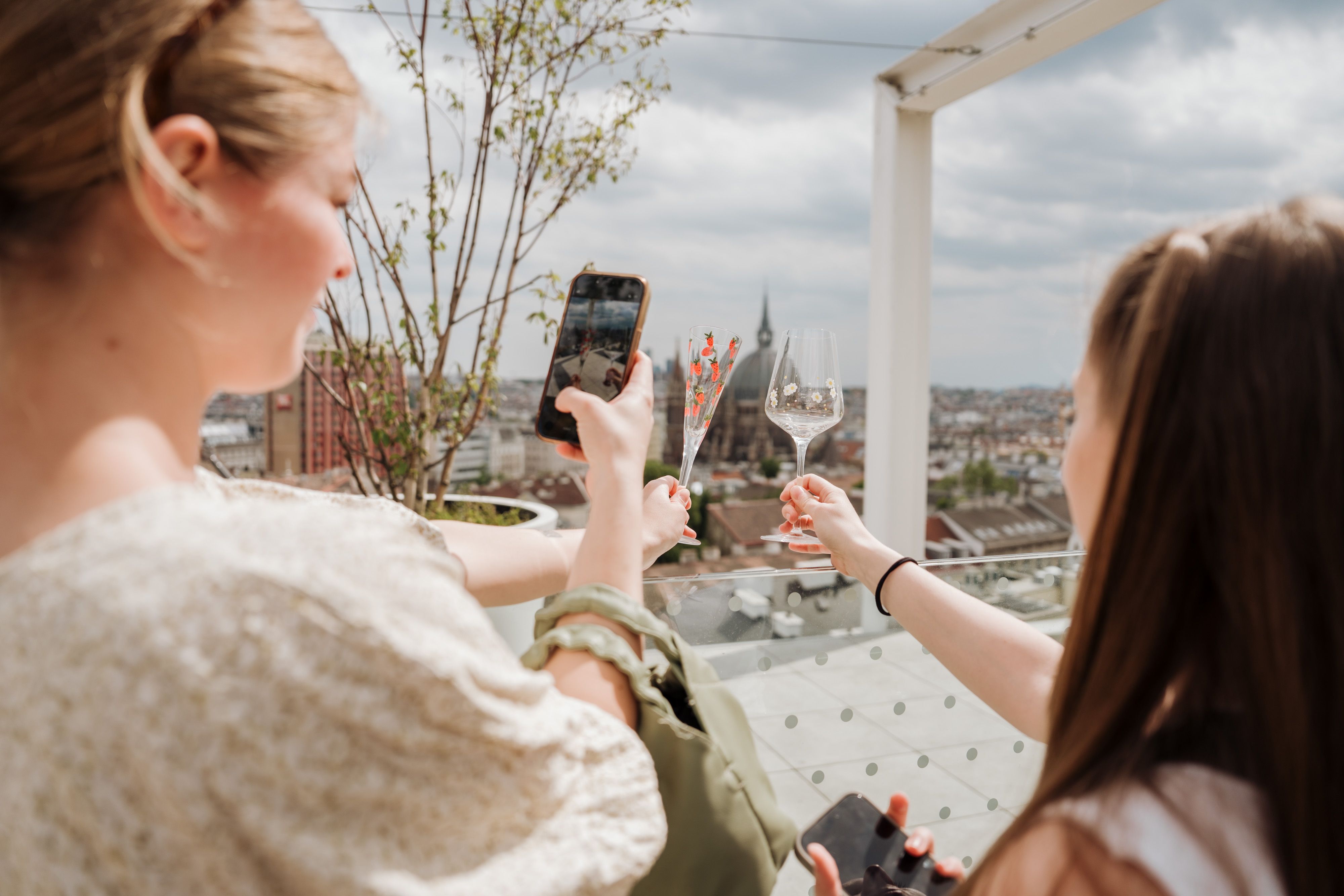 Diese Aussicht kann sich sehen lassen: Über den Dächern Wiens gestaltete Ikea die Dachterrasse neu.