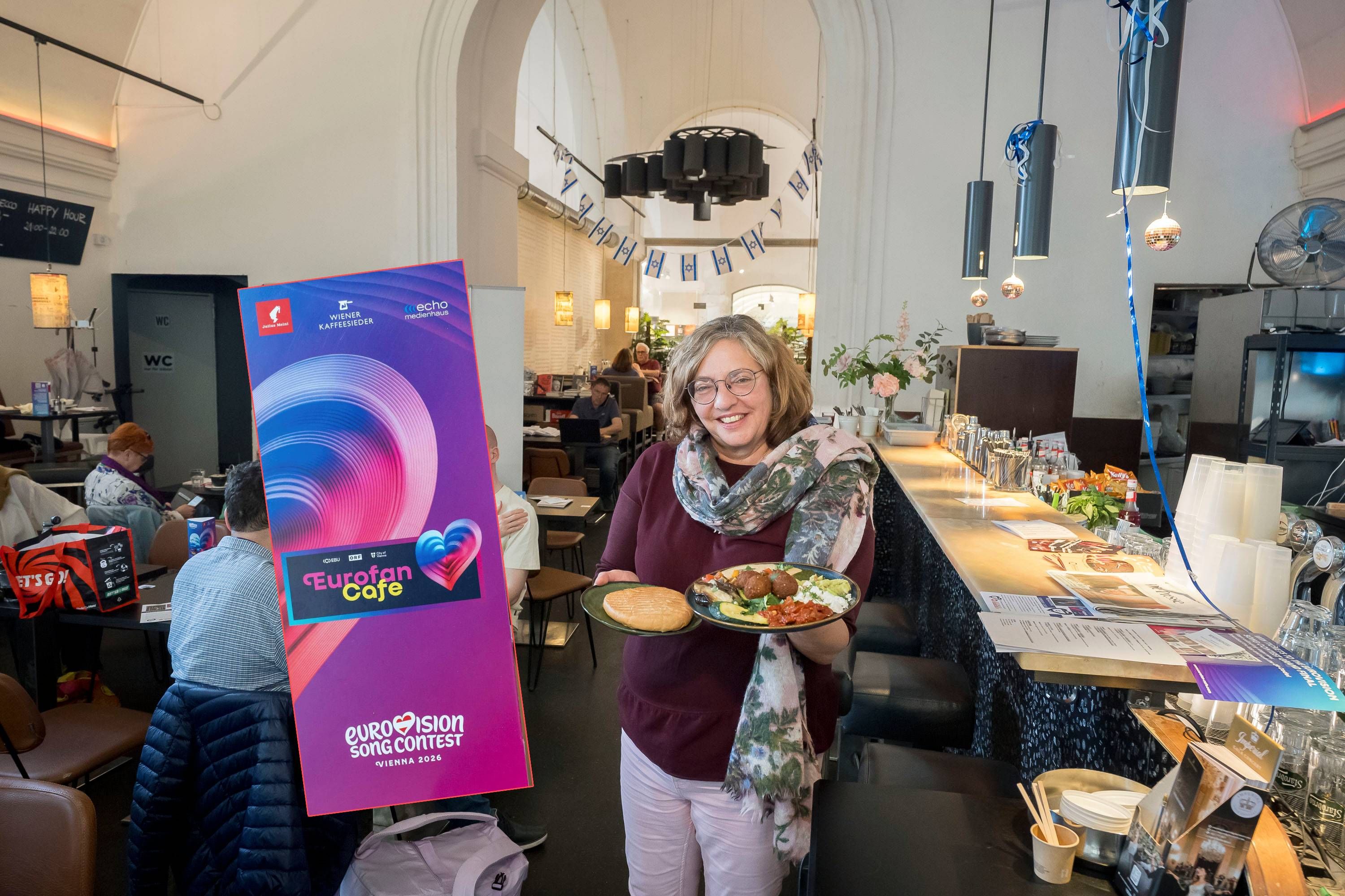 Chefin Lisa Wegenstein serviert in der MQ Kantine den 