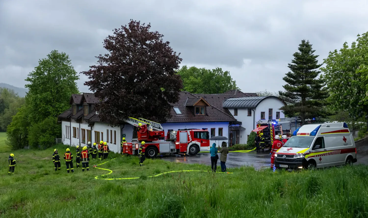 Heute.at - Dach von Kindergarten raucht – Blitzeinschlag vermutet