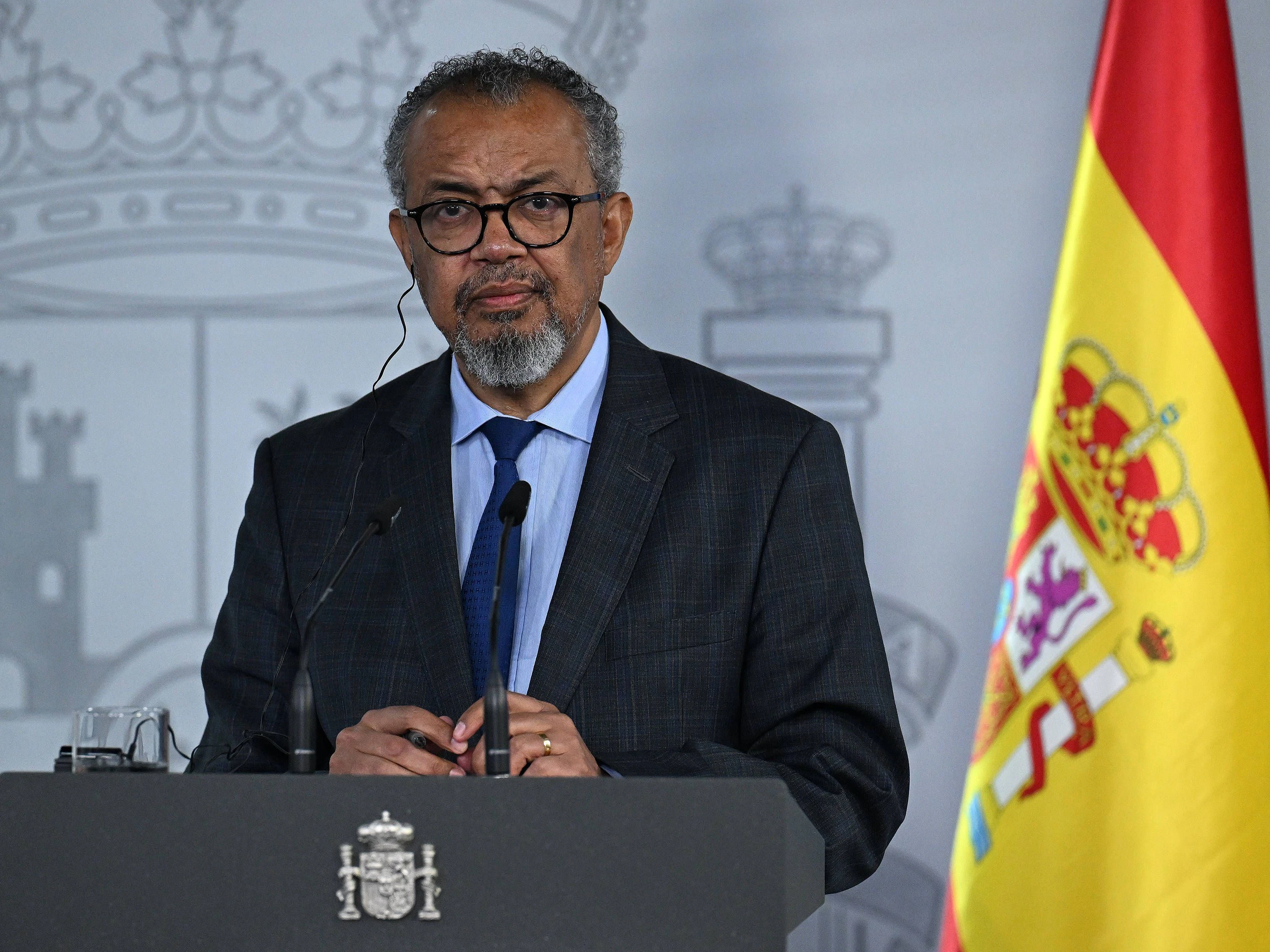 WHO-Generaldirektor Tedros Adhanom Ghebreyesus bewertet die durch die Hantavirus-Krise entstandene Lage während einer gemeinsamen Pressekonferenz im Moncloa-Palast in Madrid.