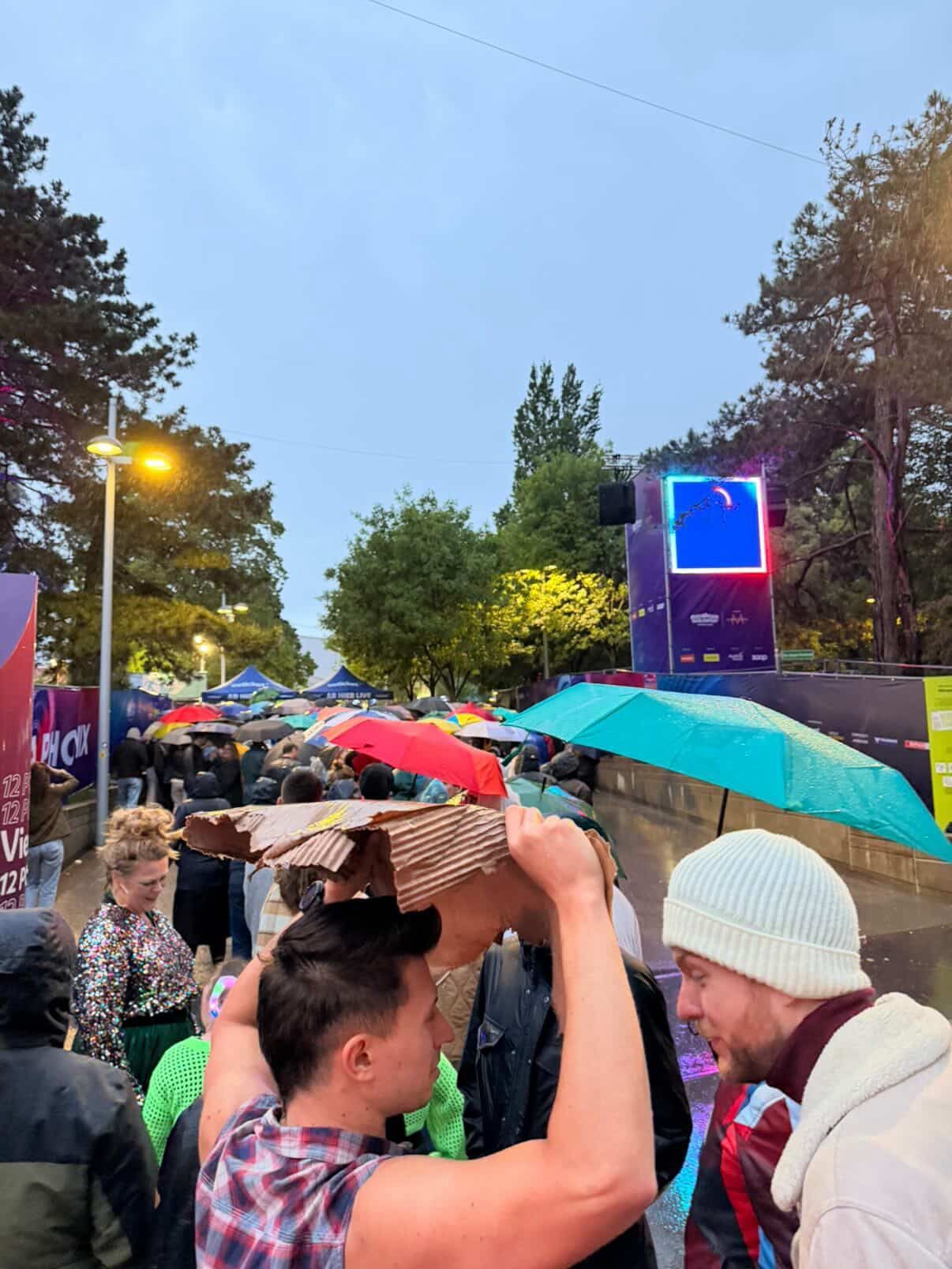 ESC-Fans mussten im Regen ausharren.