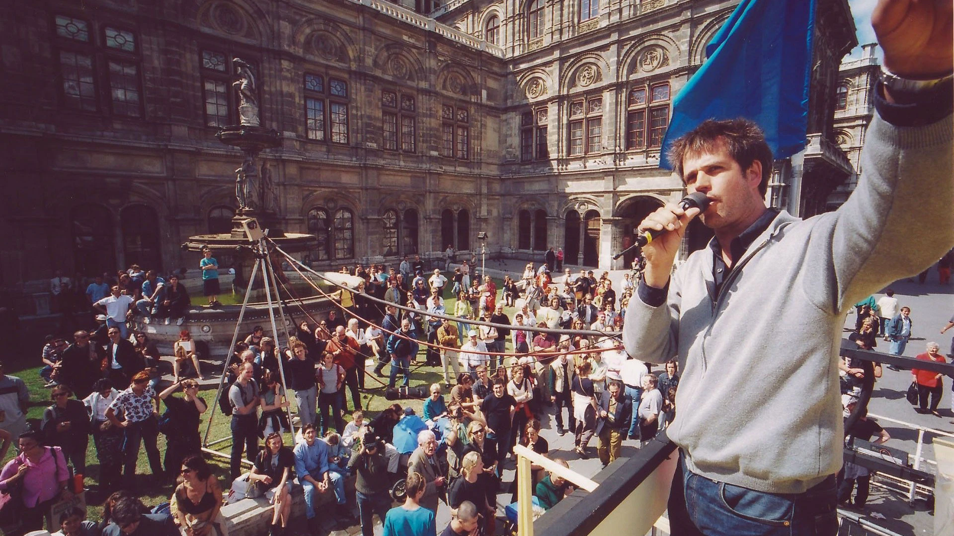 Im Rahmen der Wiener Festwochen 2000 veranstaltet Christoph Schlingensief die Containeraktion BITTE LIEBT ÖSTERREICH – ERSTE ÖSTERREICHISCHE KOALITIONSWOCHE.