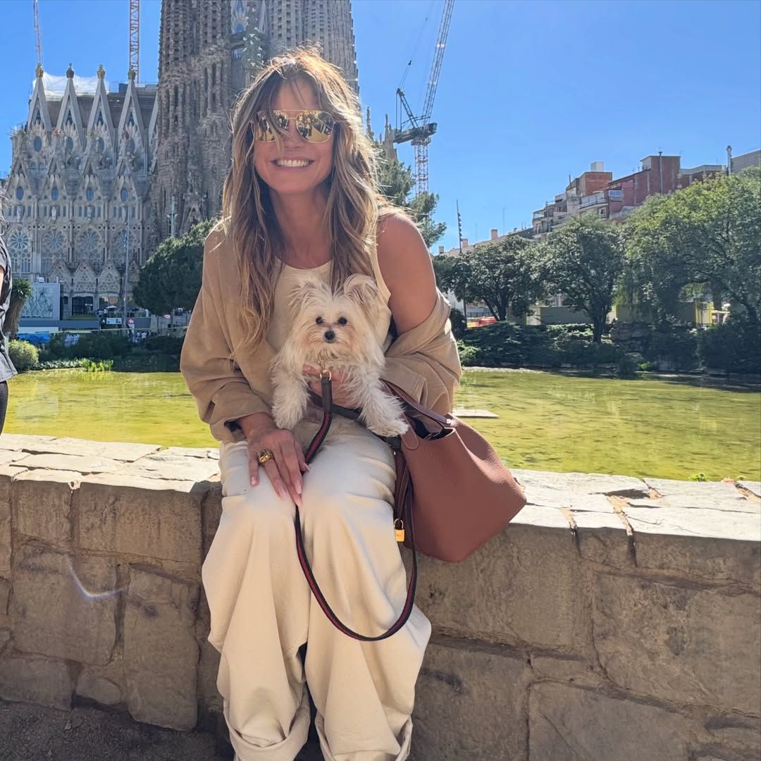 Auf Instagram teilte Heidi Klum dieses Bild mit Hündchen Fritz vor der Sagrada Familia.