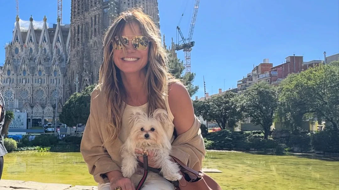 Auf Instagram teilte Heidi Klum dieses Bild mit Hündchen Fritz vor der Sagrada Familia.