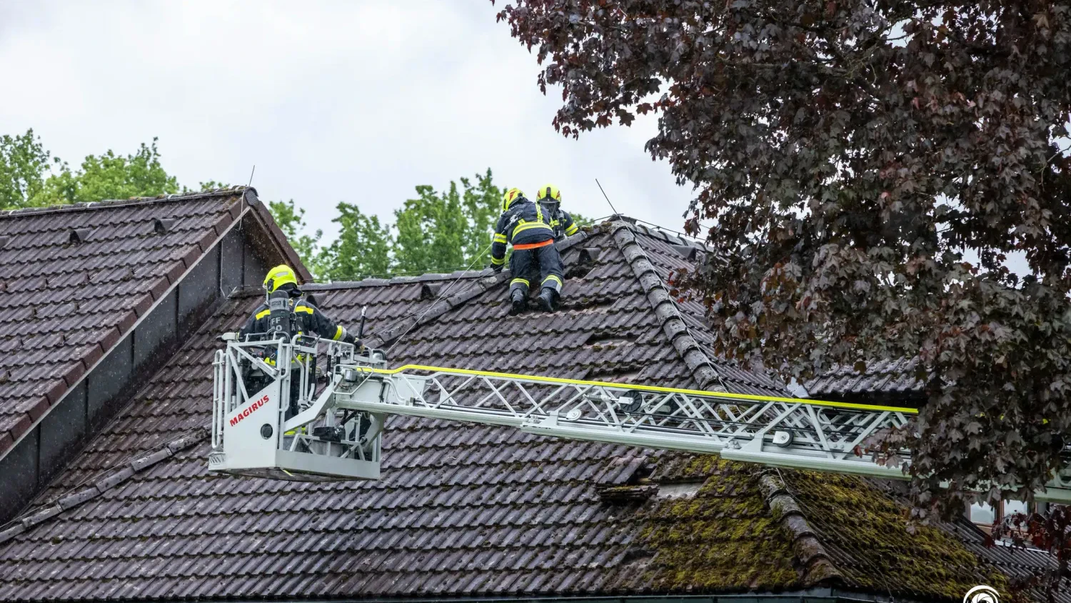Aktuell wird auch ein Blitzeinschlag als Ursache in Betracht gezogen.