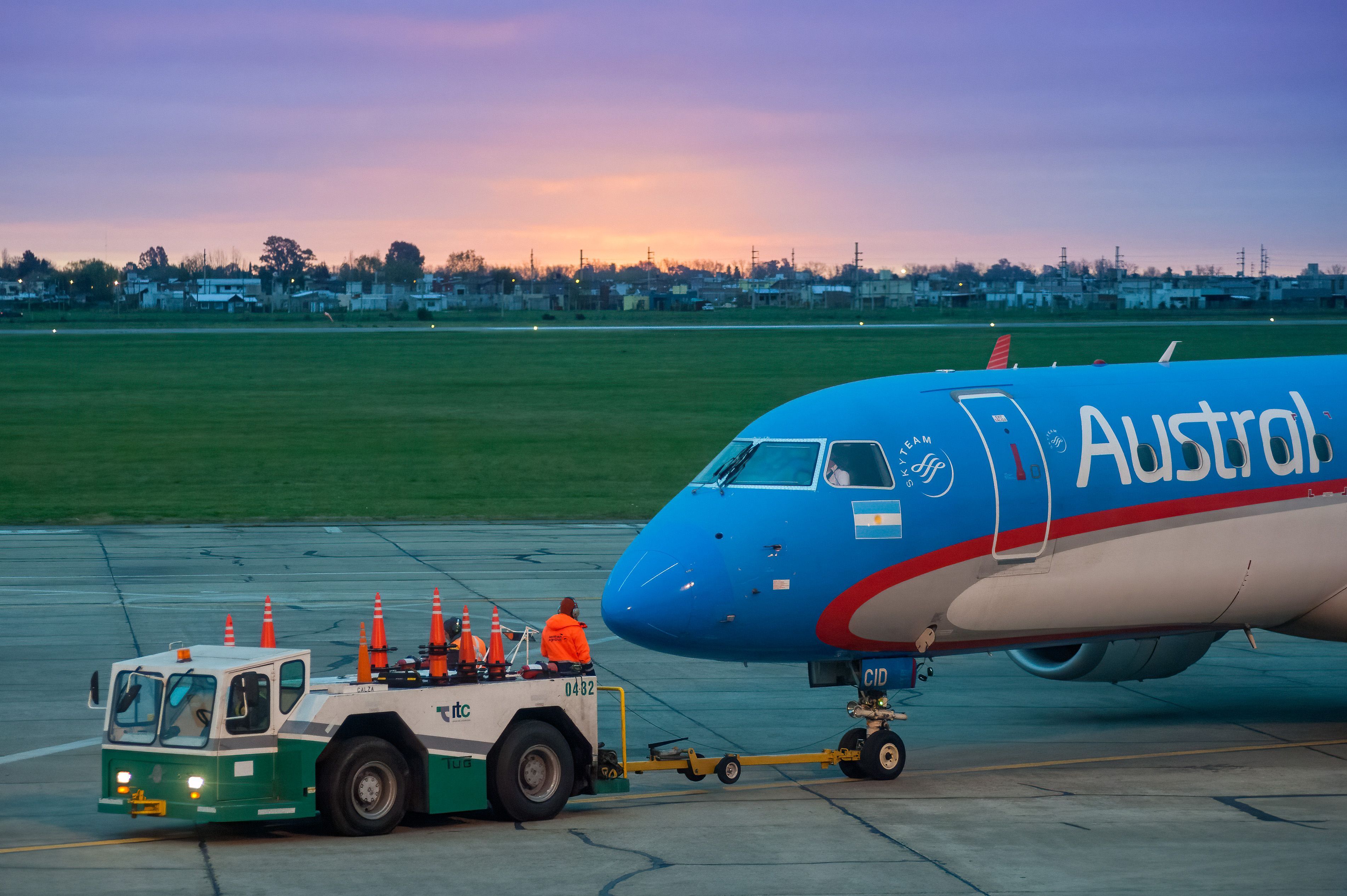 Eine Embraer 190 wird bei Sonnenuntergang über das Flugfeld des Aeropuerto Internacional Rosario 