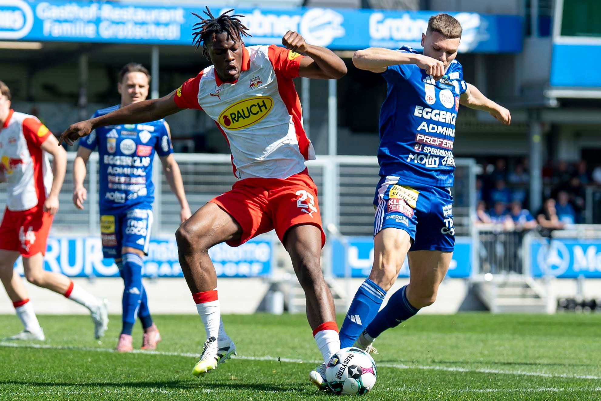  Joane Gadou im Zweikampf mit Elias Havel.
