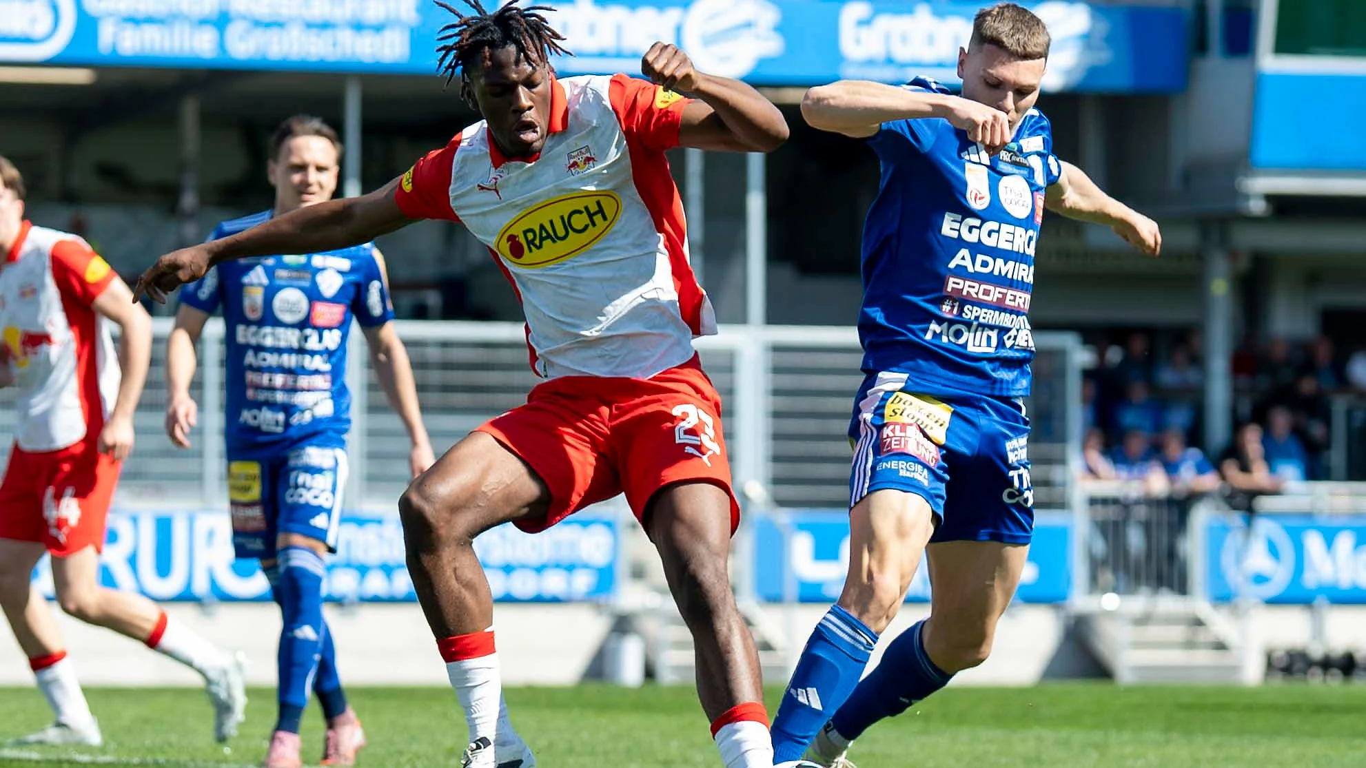  Joane Gadou im Zweikampf mit Elias Havel.