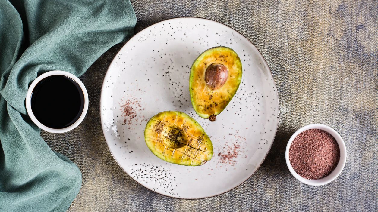 Eine Avocado mit Kala-Namak schmeckt wie das perfekte Frühstück. 
