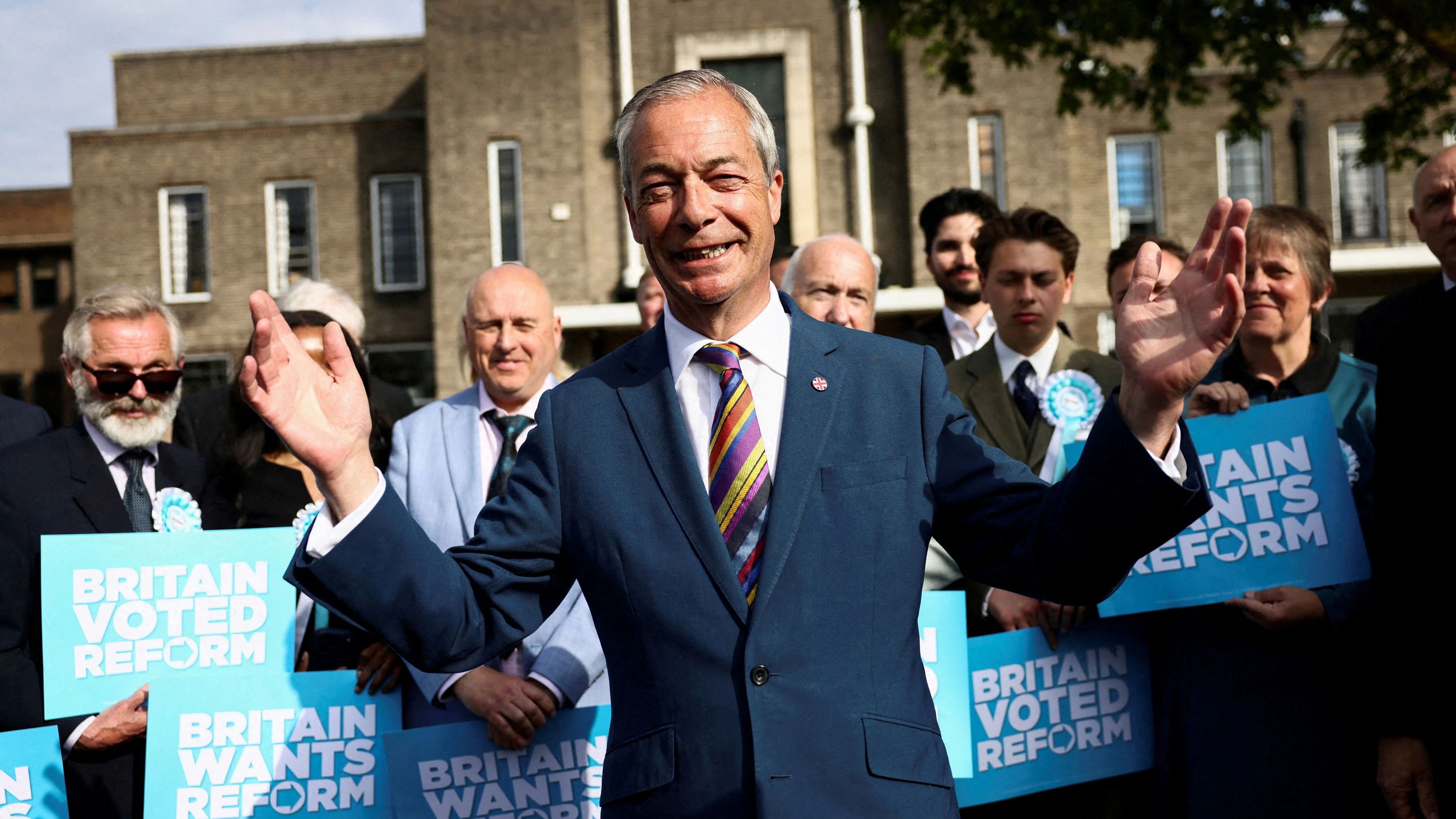 Rechtspopulist Nigel Farage von Reform UK gewann bei den Kommunalwahlen deutlich dazu und erschütterte das Monument Labour