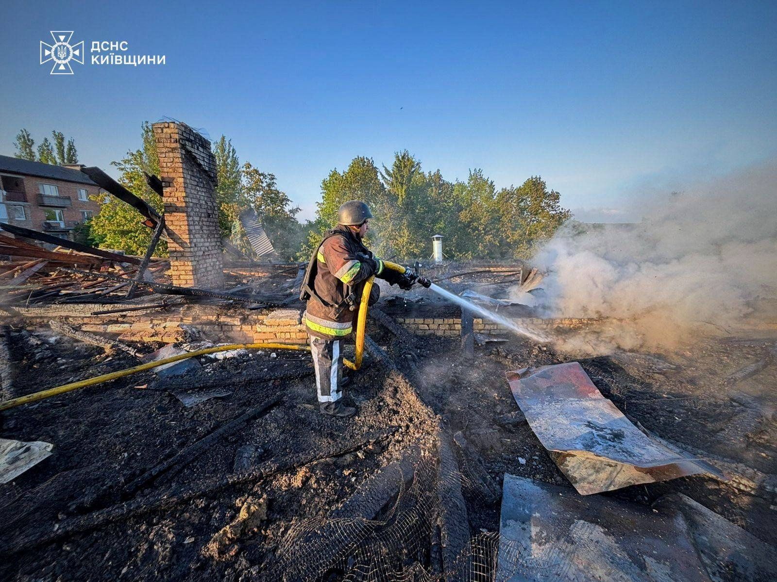 Ein Feuerwehrmann arbeitet an der Stelle eines Kindergartens, der bei einem russischen Drohnenangriff in der Region Kiew, Ukraine, beschädigt wurde.