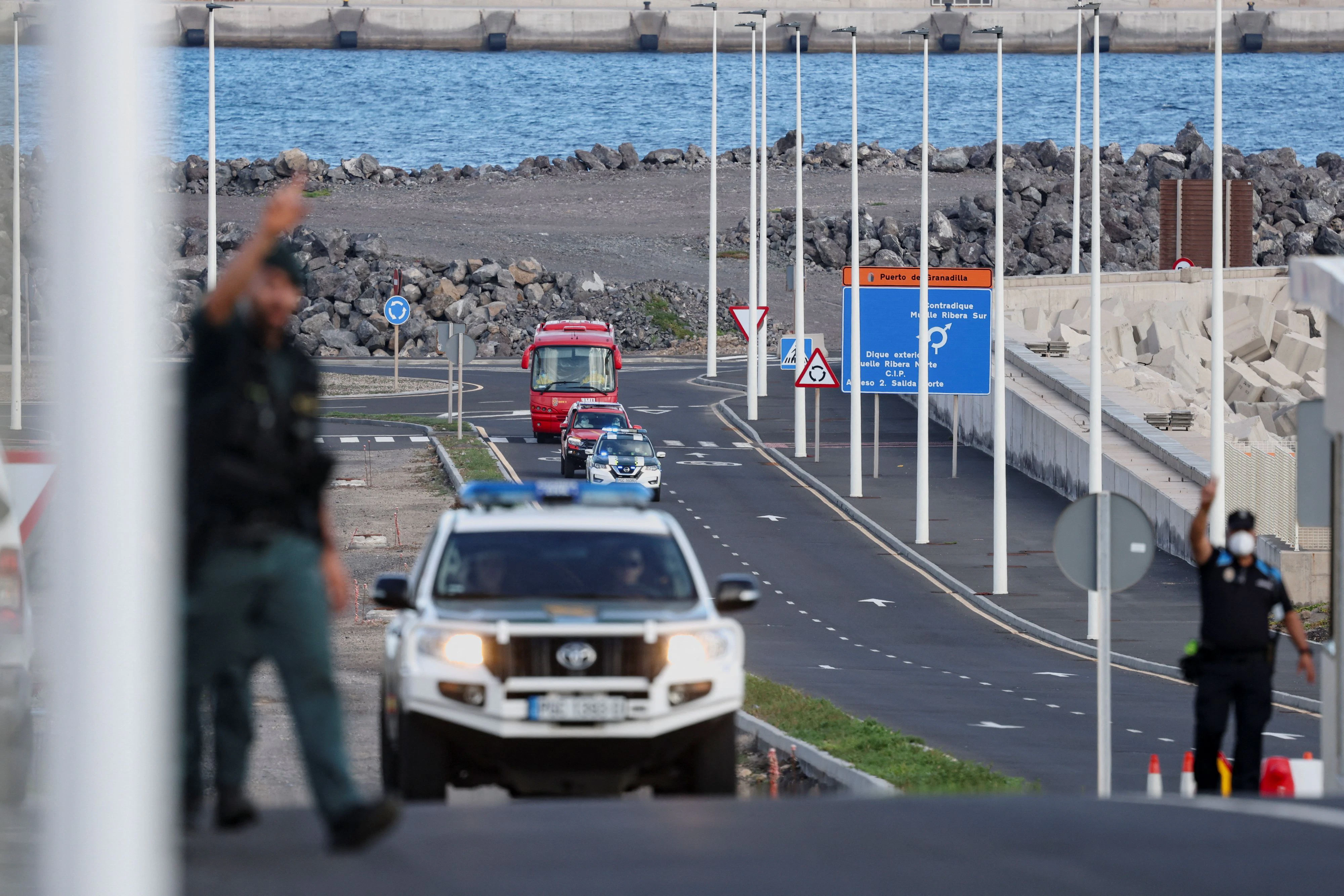 Die Passagiere wurden unter strengen Sicherheitsvorkehrungen zum Flughafen der Insel gebracht