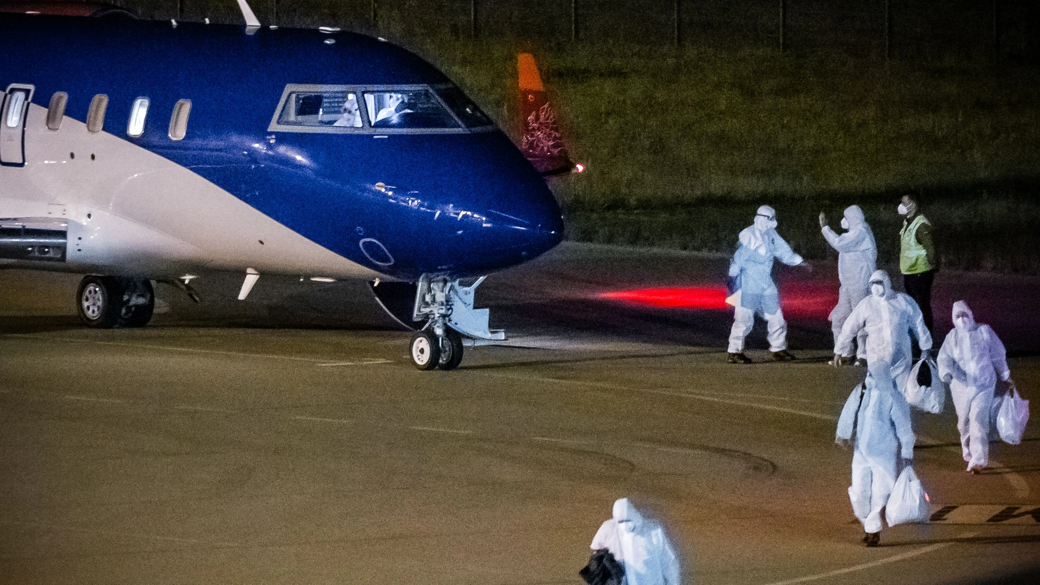 Ein Evakuierungsflieger aus Teneriffa mit Personen aus Australien, Neuseeland und Großbritannien auf der Eindhoven Air Base