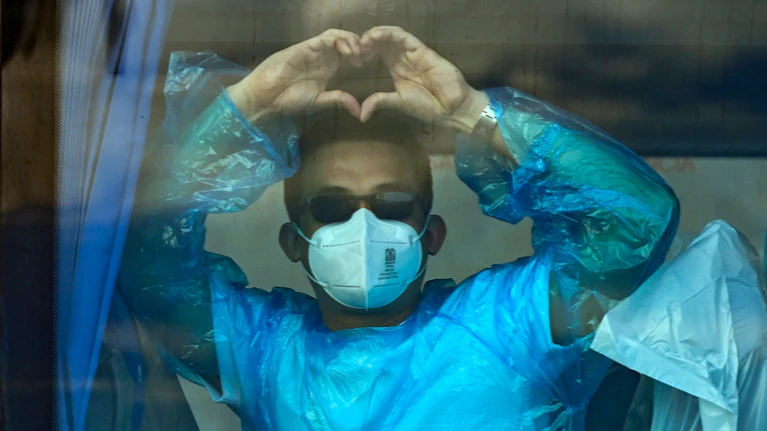 Drei Tote, zwei Patienten im kritischen Zustand, insgesamt 10 bestätigte Infektionen, aber alle Fachleute wiegeln ab: Hanta ist kein neues Corona. Trotzdem rechnen sie mit weiteren Infektionen als Folge des Ausbruchs am Schiff – ein Fall könnte auch Österreich betreffen.