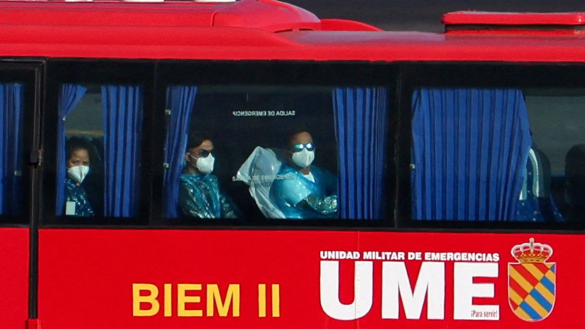 Die Passagiere der "Hondius" werden mit dem Bus zum Flughafen Teneriffa gefahren. Von dort geht es in die Niederlanden.