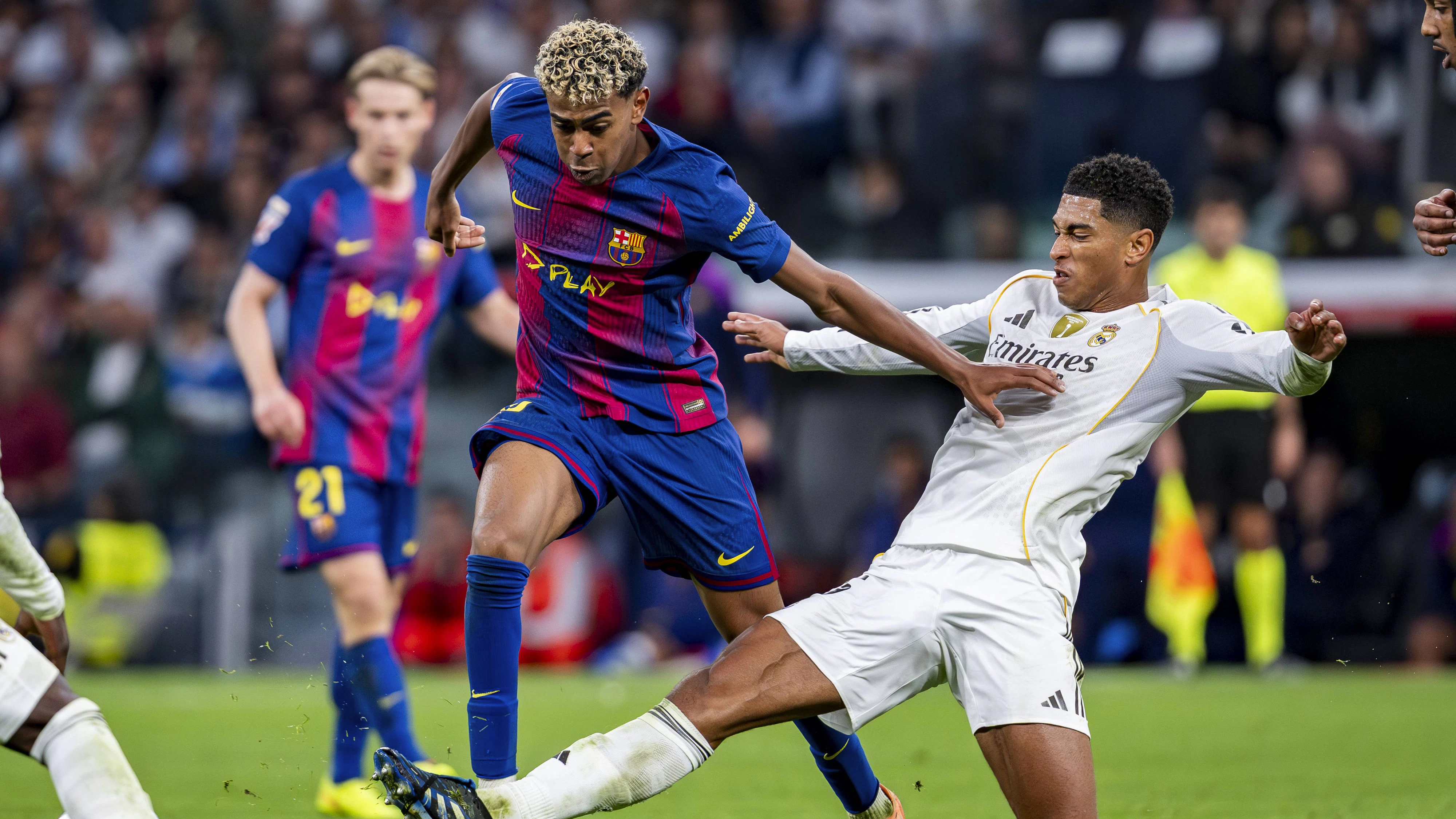 Real Madrid CF vs Barcelona FC - LaLiga EA Sports Lamine Yamal of FC Barcelona, Barca L is in action with the ball defended by Jude Bellingham of Real Madrid R during the LaLiga EA Sports football match between Real Madrid CF and FC Barcelona at Estadio Santiago Bernabeu on October 26, 2025 in Madrid, Spain. Madrid Estadio Santiago Bernabeu Madrid Spain Copyright: xAlbertoxGardinx AGardin_20251026_Foot_Liga_ReaMad_Bar_1068