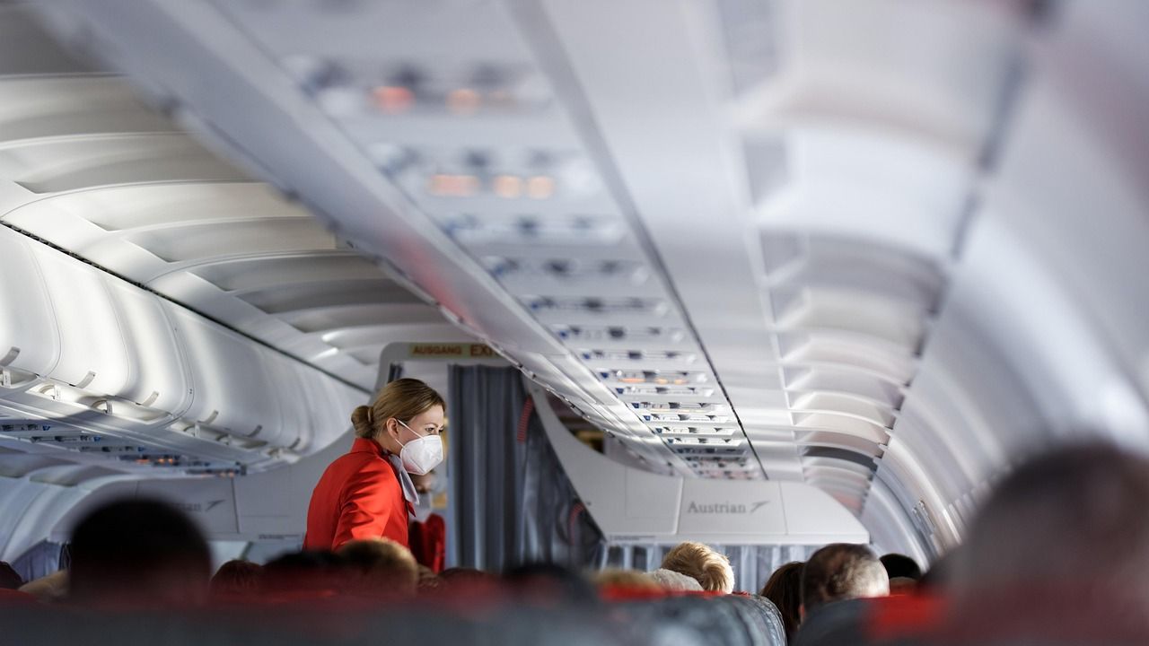 Flugbegleiterin im Flugzeuginneren